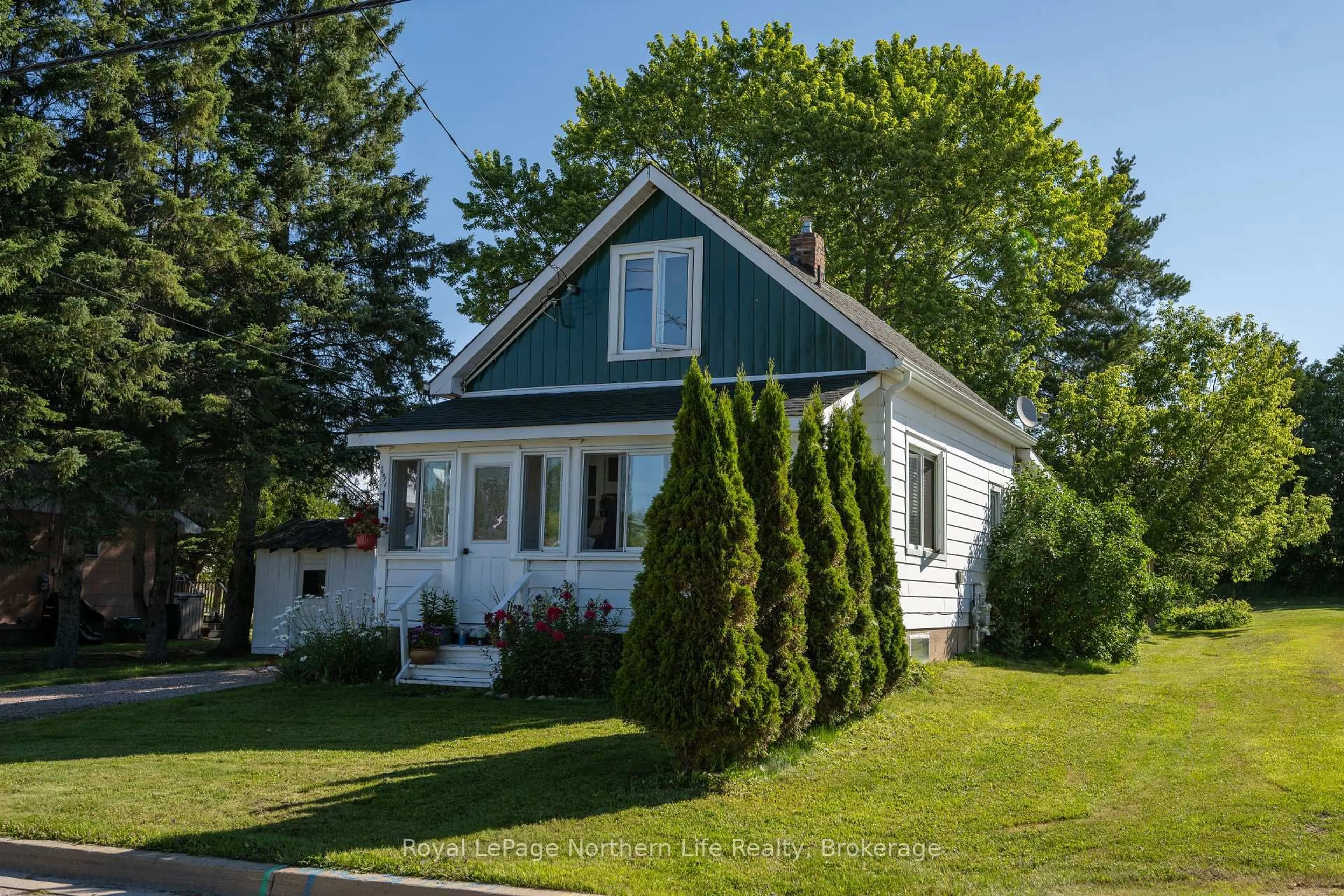 Home with vinyl exterior material, street for 154 Edward St, Powassan Ontario P0H 1Z0