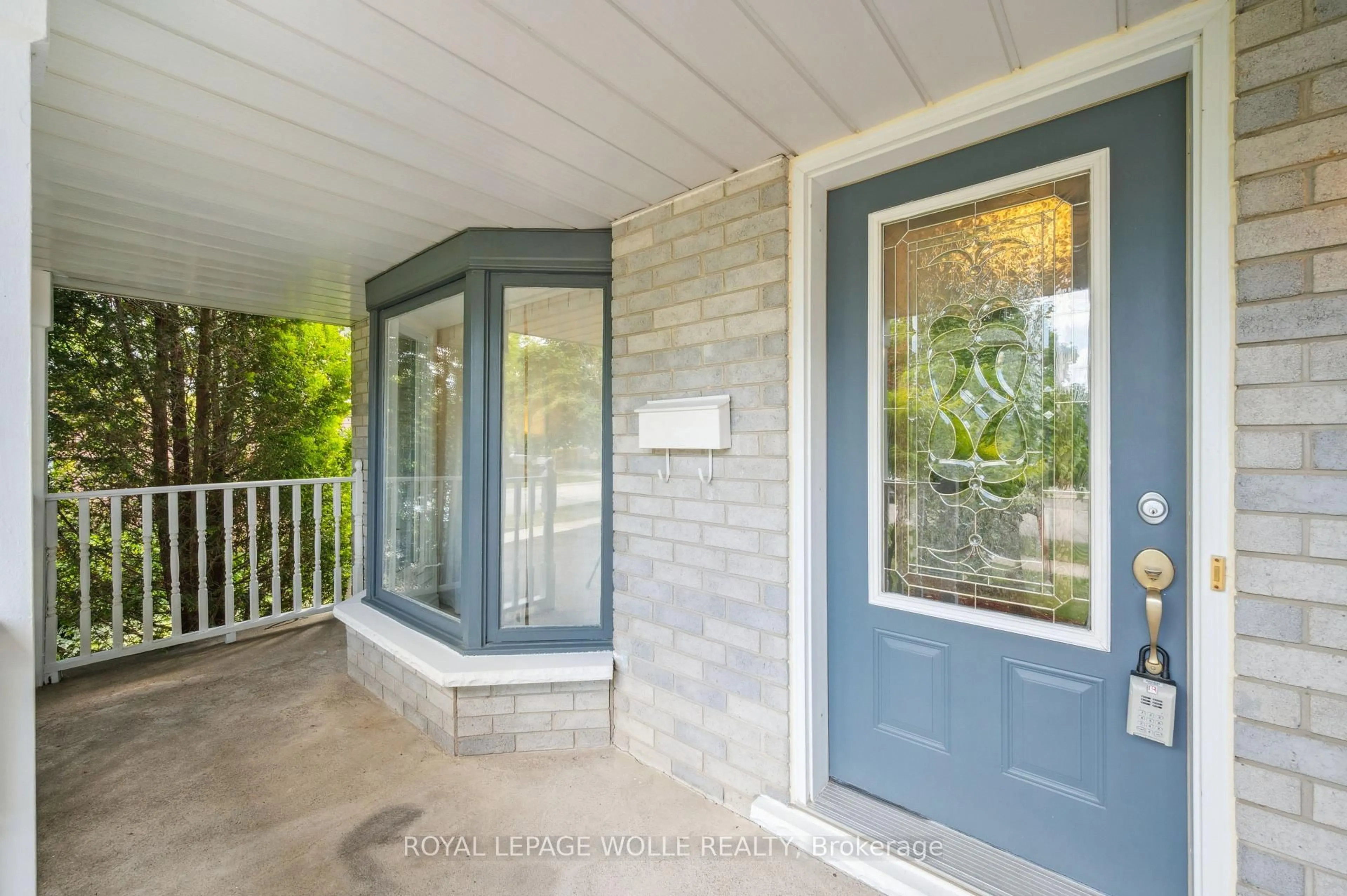 Indoor entryway for 55 Monte Carlo St, Kitchener Ontario N2M 5M1