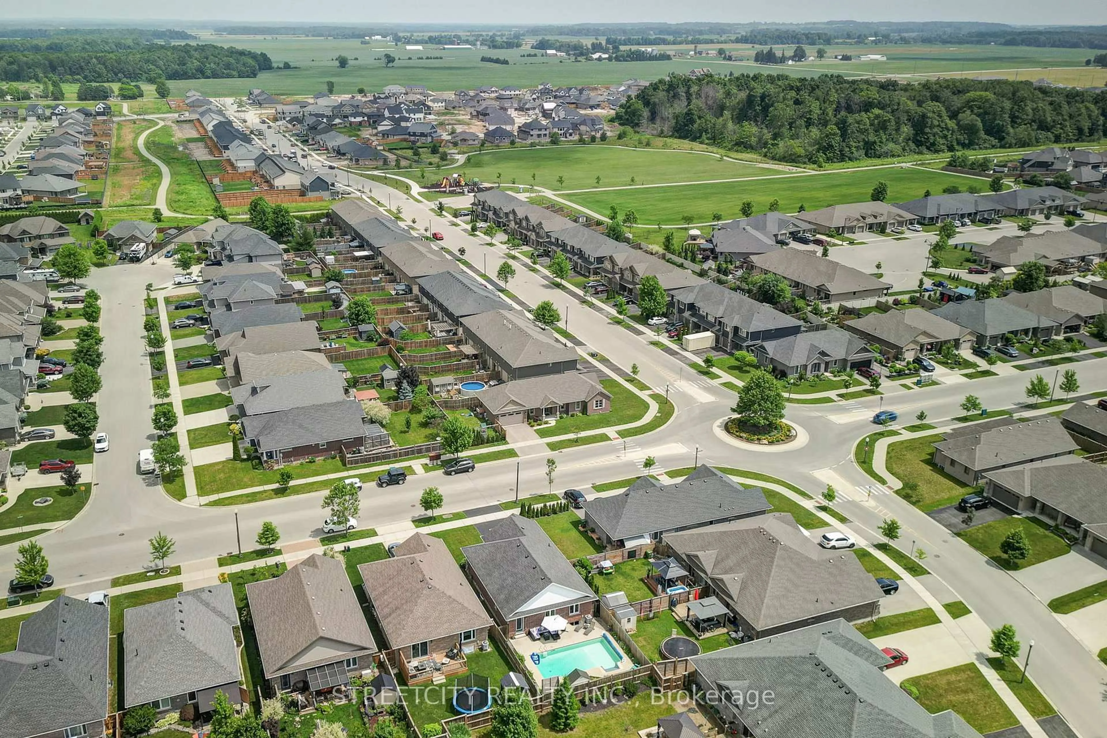 A pic from outside/outdoor area/front of a property/back of a property/a pic from drone, street for 120 Peach Tree Blvd, St. Thomas Ontario N5R 5M9