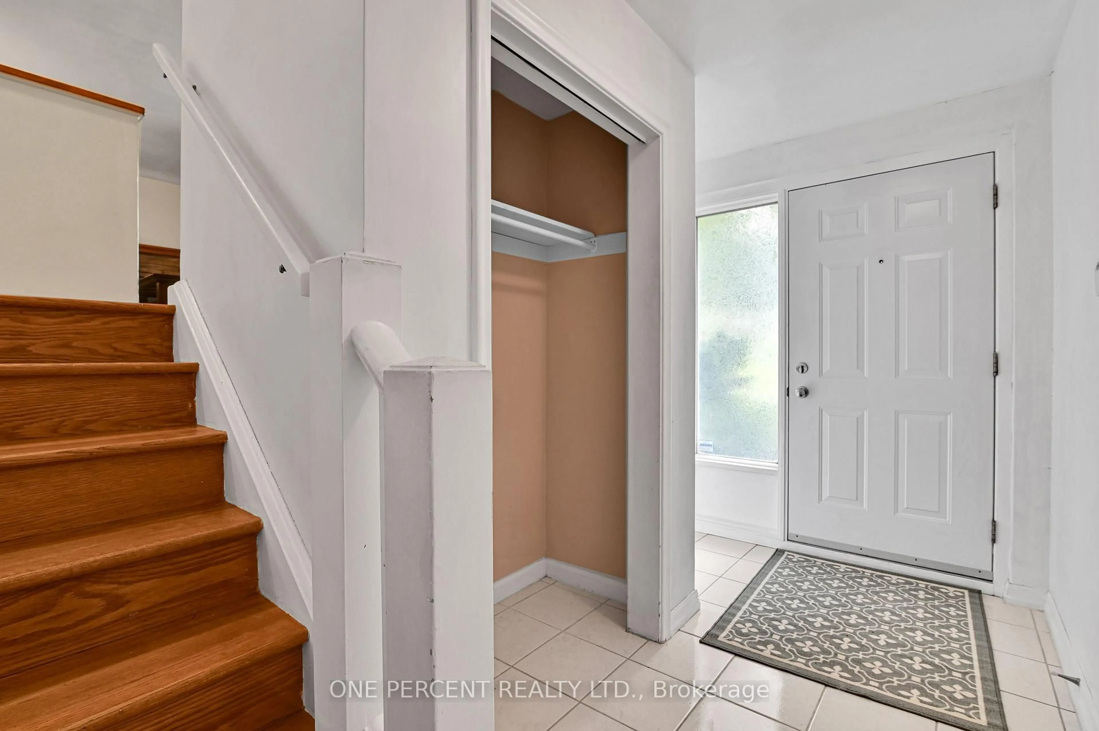 Indoor entryway for 1244 Joyce Cres, Ottawa Ontario K2C 2M9