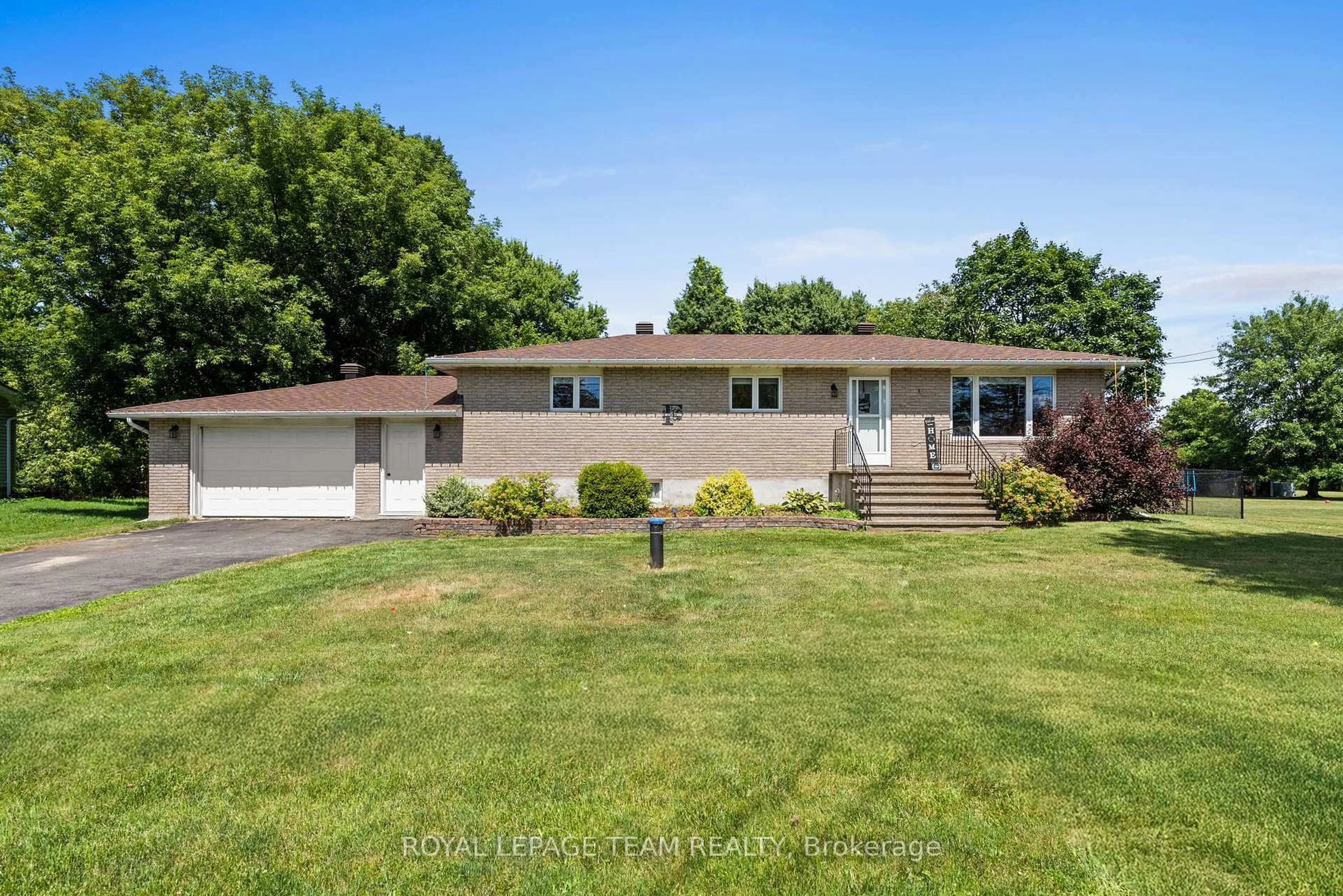 Home with vinyl exterior material, unknown for 29 Elizabeth St, Edwardsburgh/Cardinal Ontario K0E 1T1