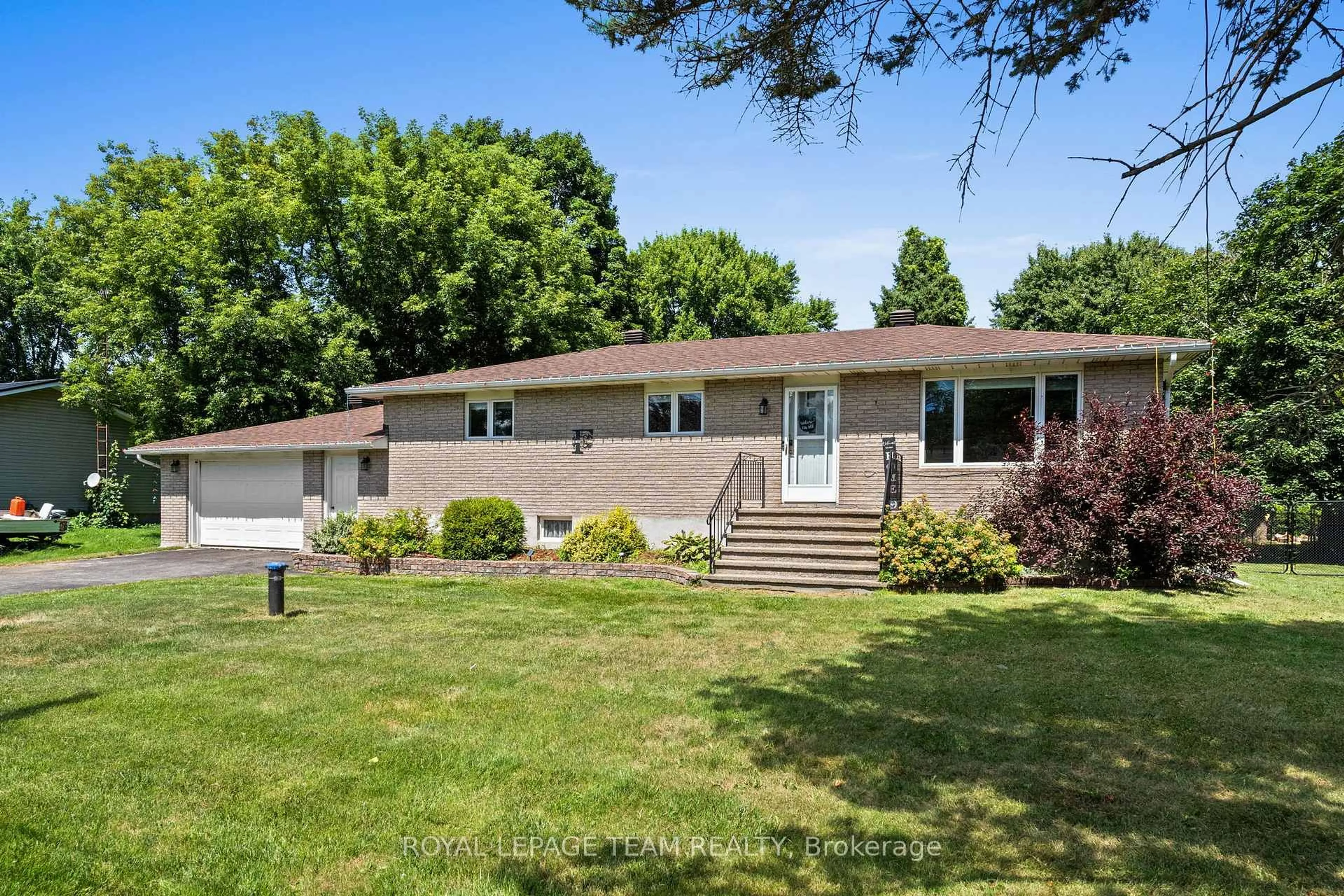 Home with vinyl exterior material, unknown for 29 Elizabeth St, Edwardsburgh/Cardinal Ontario K0E 1T1