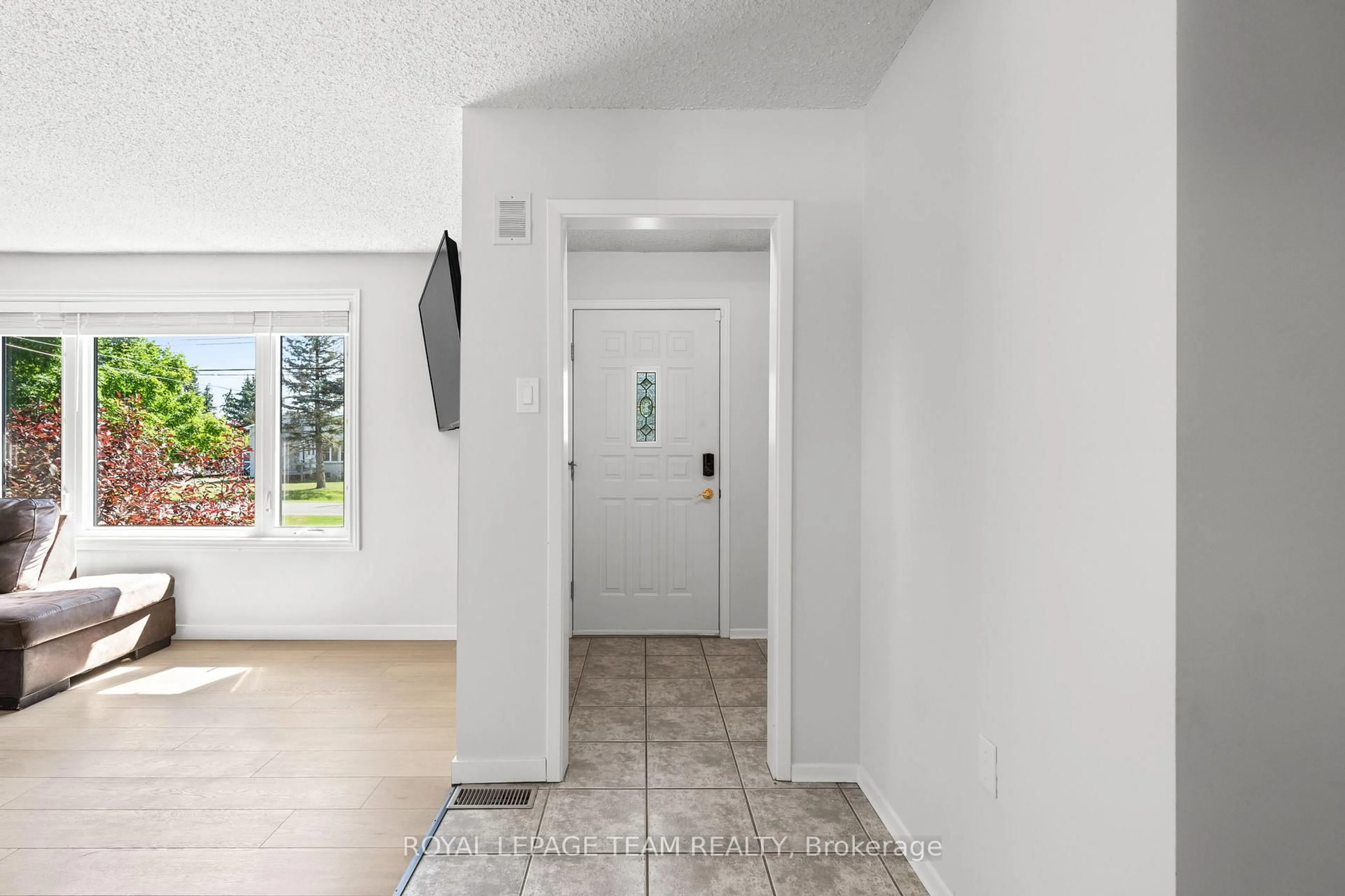 Indoor entryway for 29 Elizabeth St, Edwardsburgh/Cardinal Ontario K0E 1T1