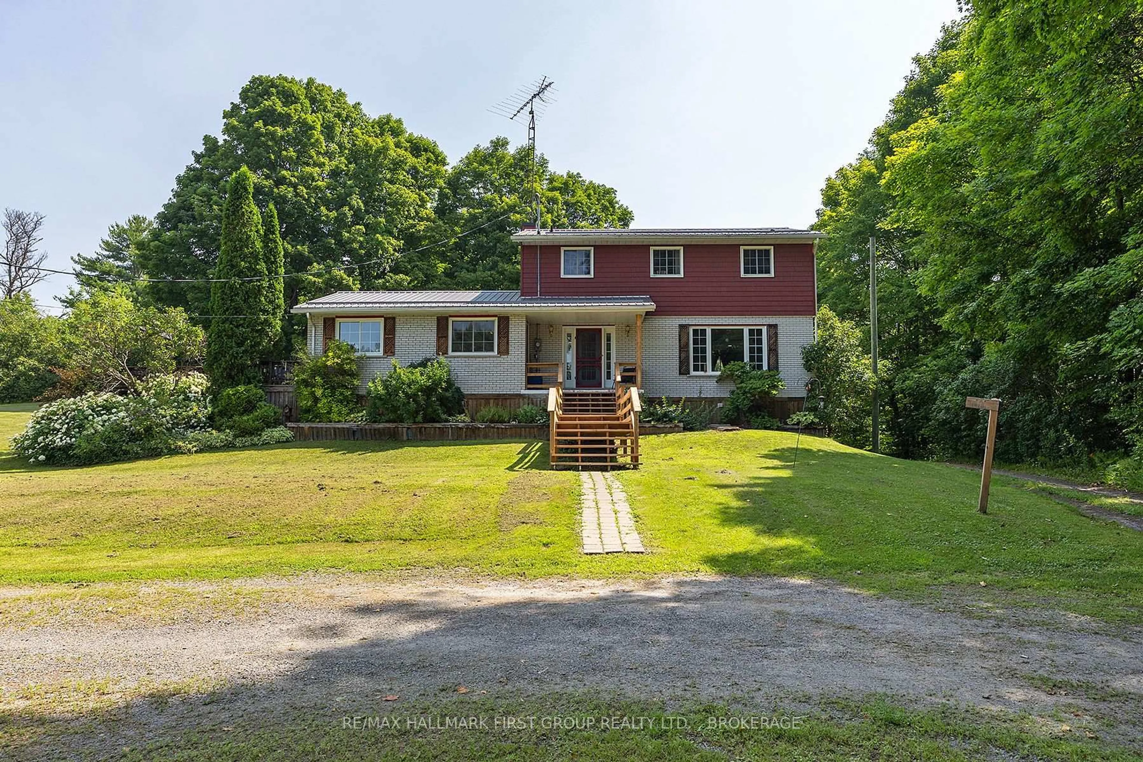 A pic from outside/outdoor area/front of a property/back of a property/a pic from drone, street for 1086 Moon Rd, Godfrey Ontario K0H 1T0