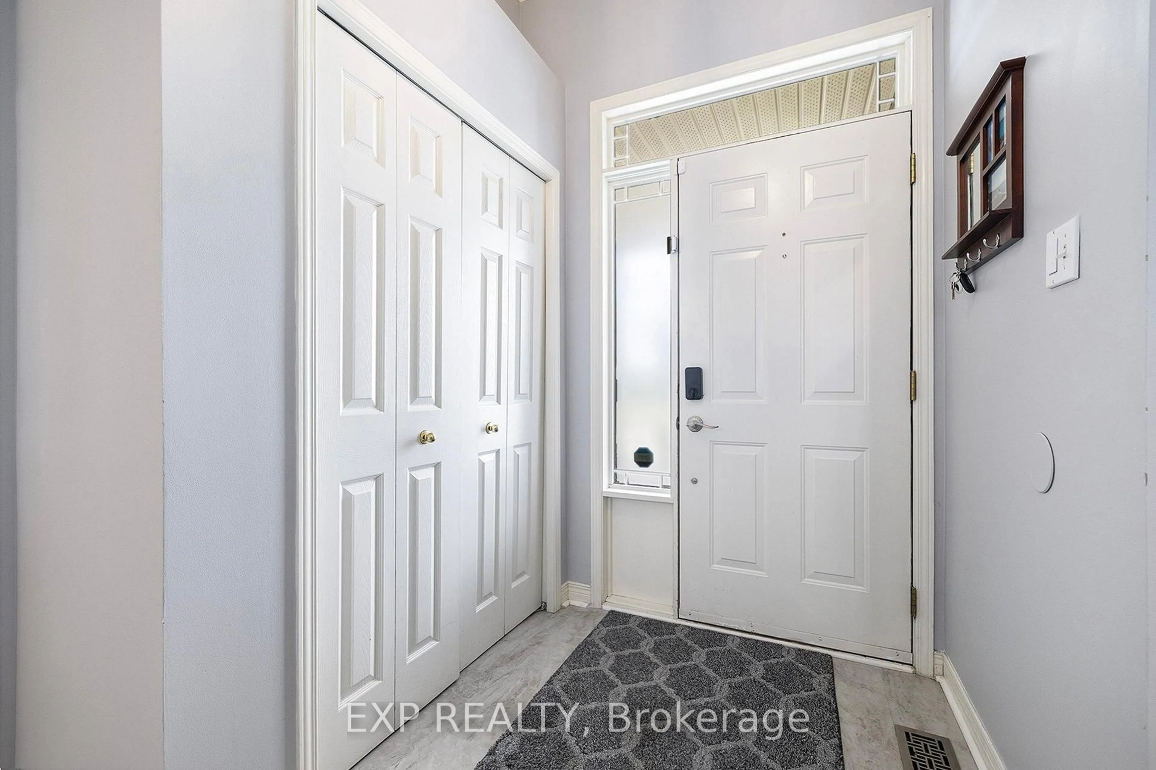 Indoor entryway for 184 Harbour View St, Ottawa Ontario K2G 7B4