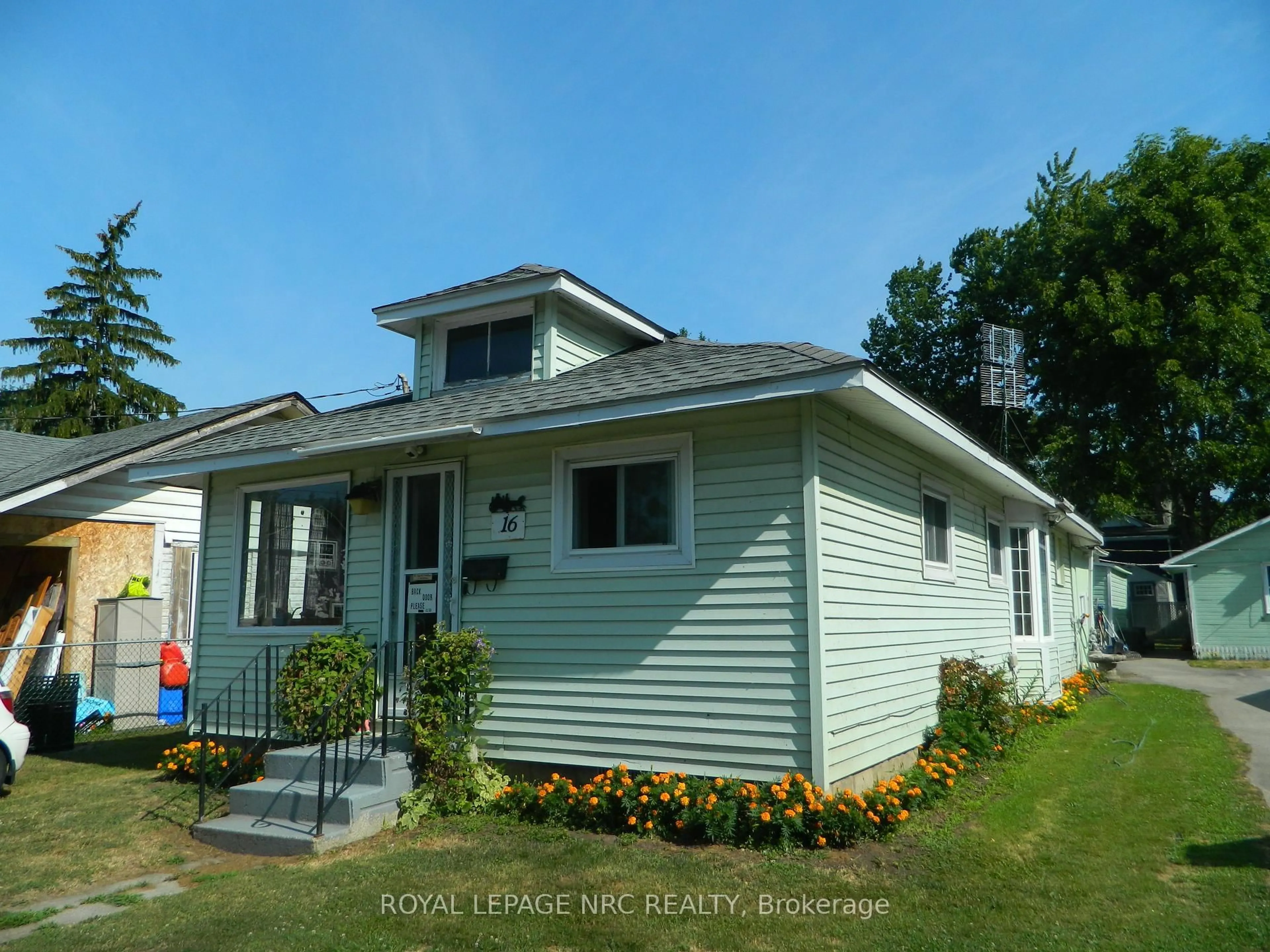 Home with vinyl exterior material, street for 16 CAMBRIDGE Rd, Fort Erie Ontario L0S 1B0