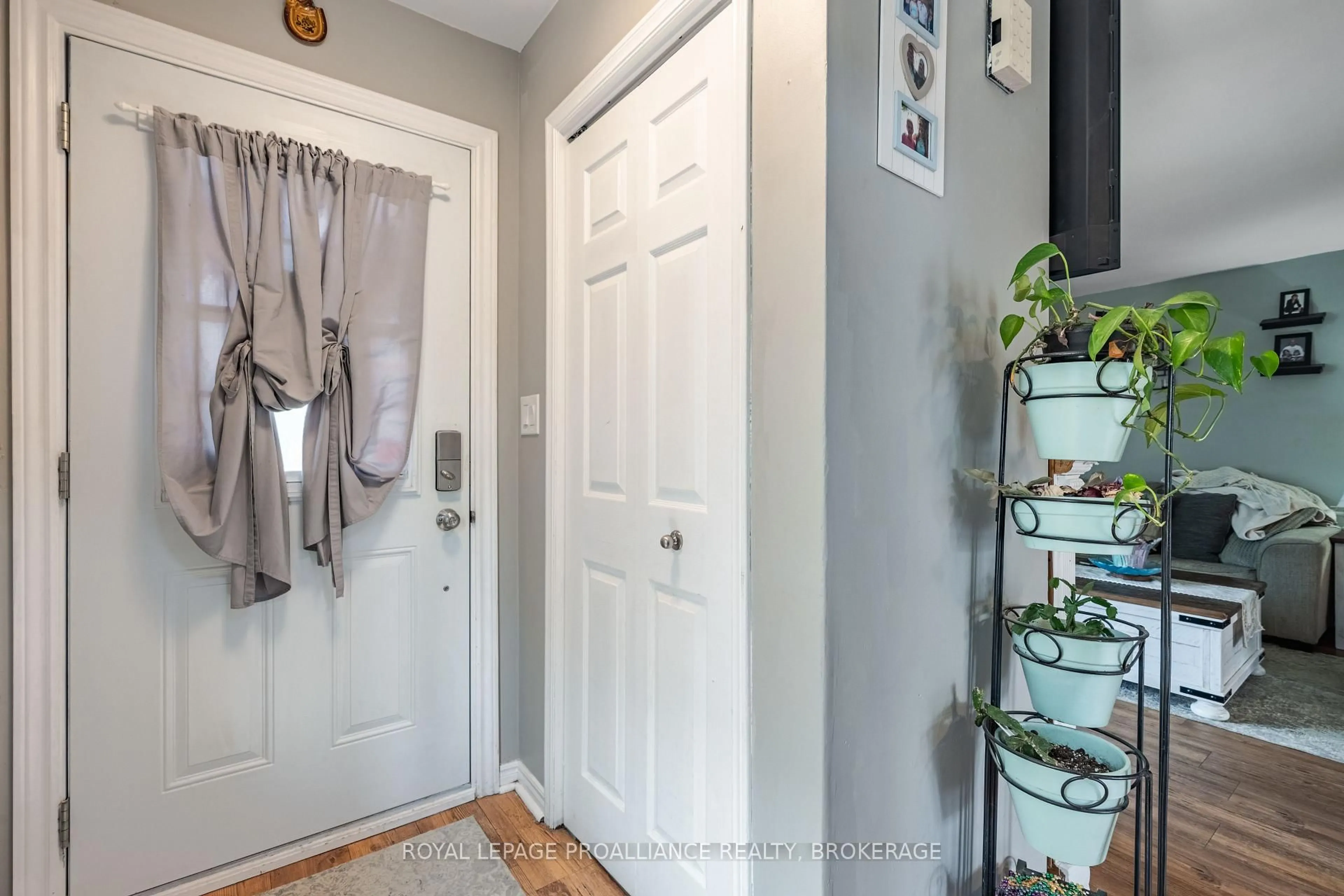 Indoor entryway for 587 Davis Dr, Kingston Ontario K7M 7Y4