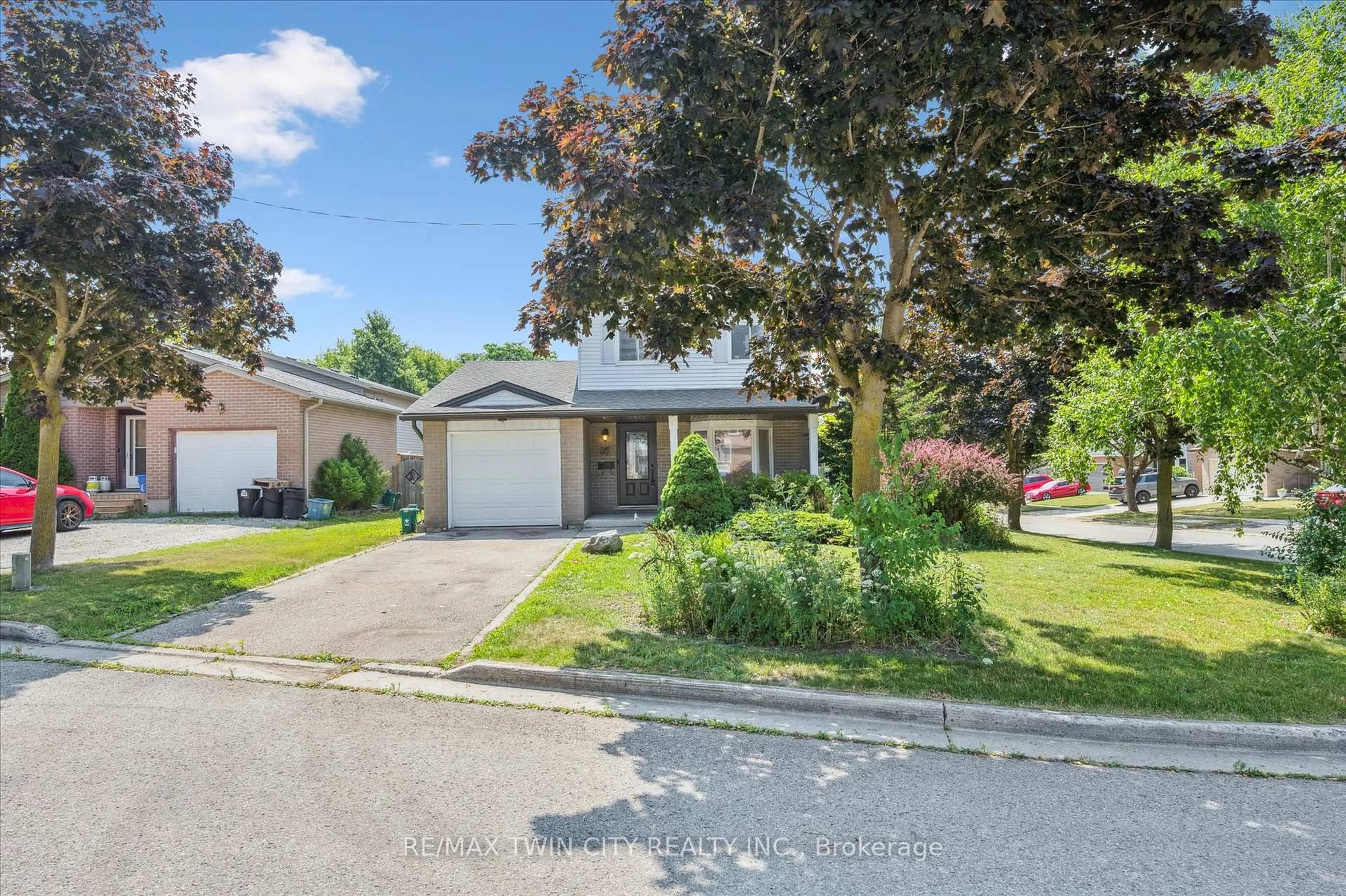 A pic from outside/outdoor area/front of a property/back of a property/a pic from drone, street for 95 COVINGTON Cres, Kitchener Ontario N2N 2X1