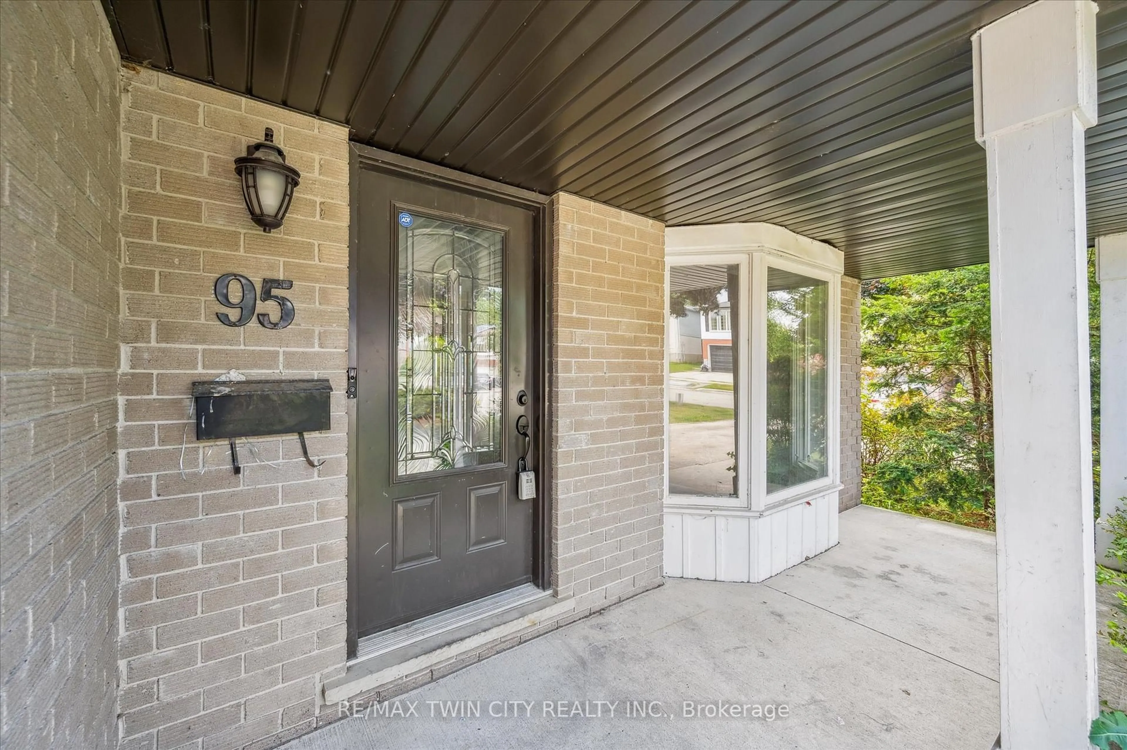 Indoor entryway for 95 COVINGTON Cres, Kitchener Ontario N2N 2X1