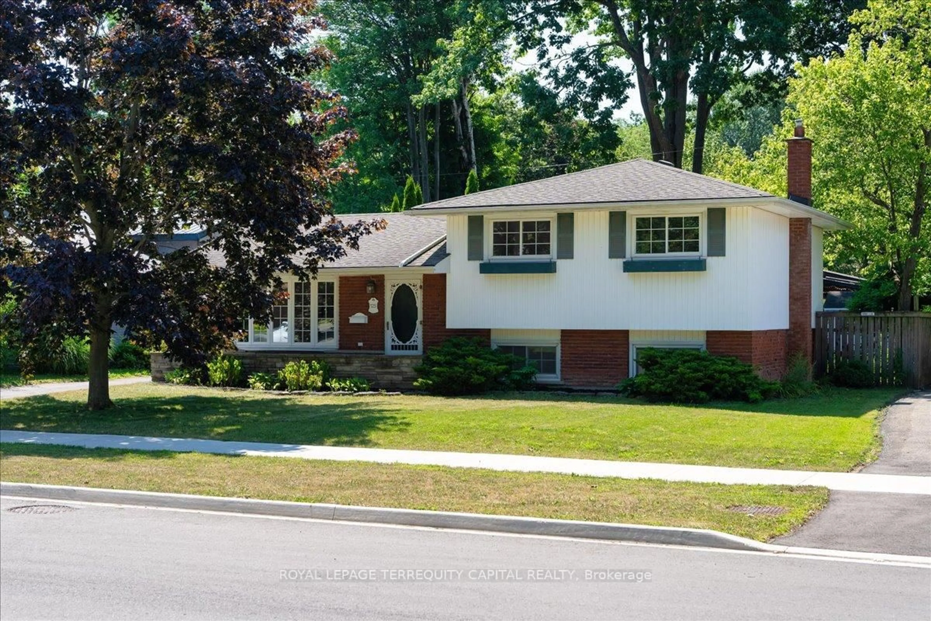 Home with brick exterior material, street for 125 Maureen Ave, Welland Ontario L3C 4H8