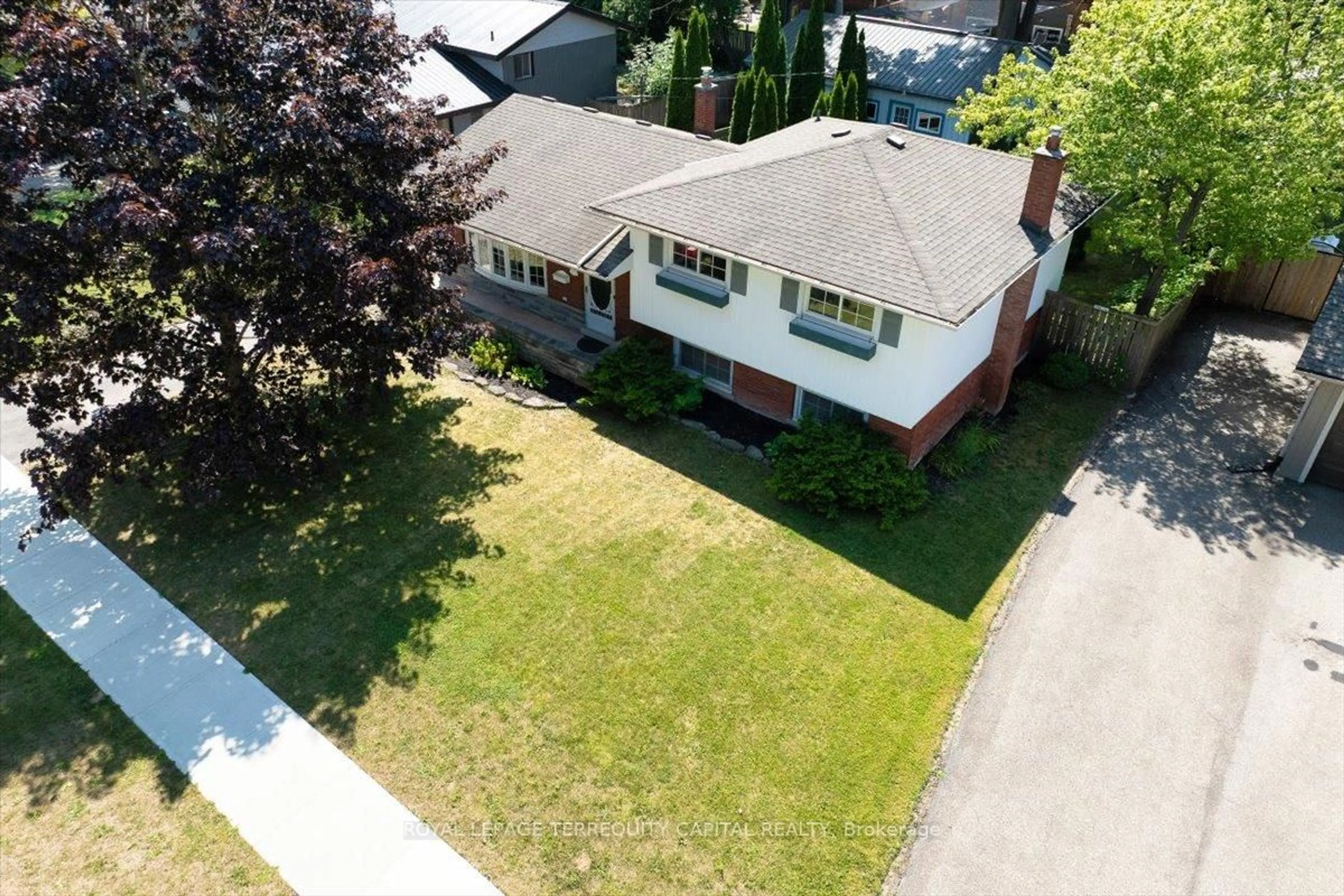 A pic from outside/outdoor area/front of a property/back of a property/a pic from drone, street for 125 Maureen Ave, Welland Ontario L3C 4H8