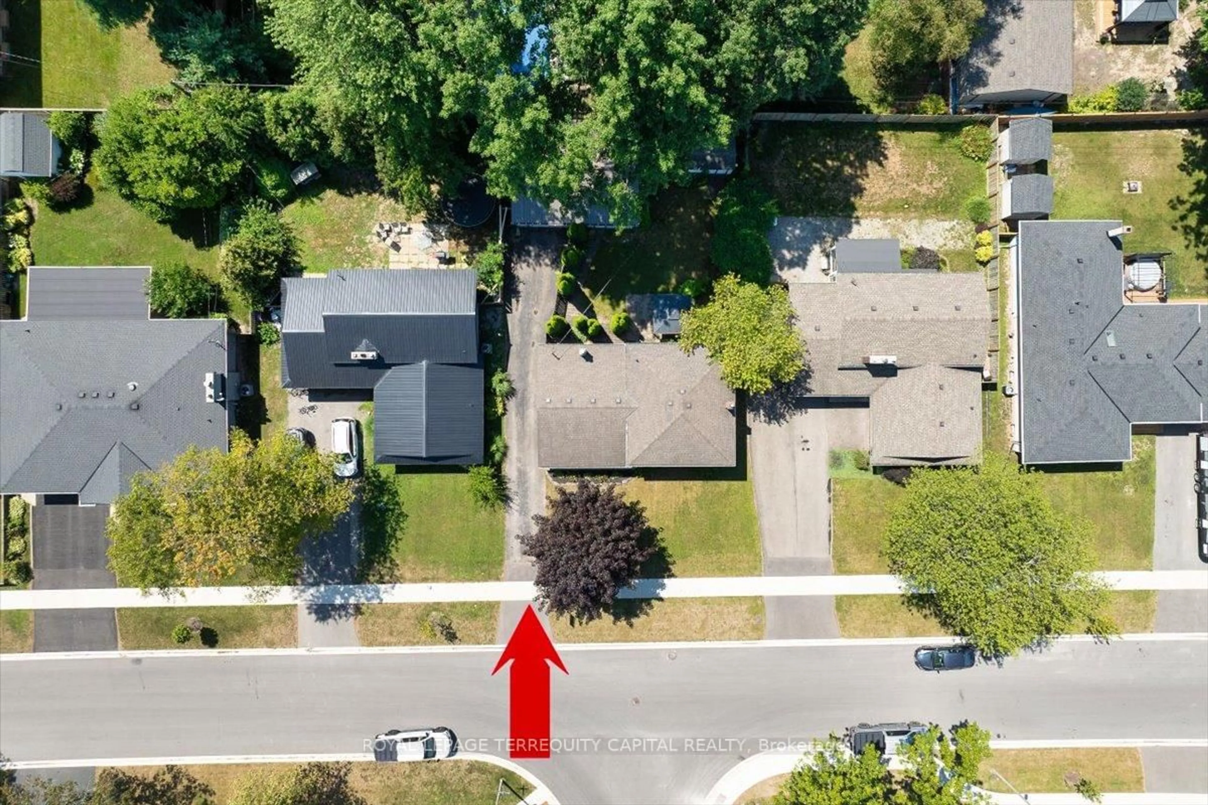 A pic from outside/outdoor area/front of a property/back of a property/a pic from drone, street for 125 Maureen Ave, Welland Ontario L3C 4H8