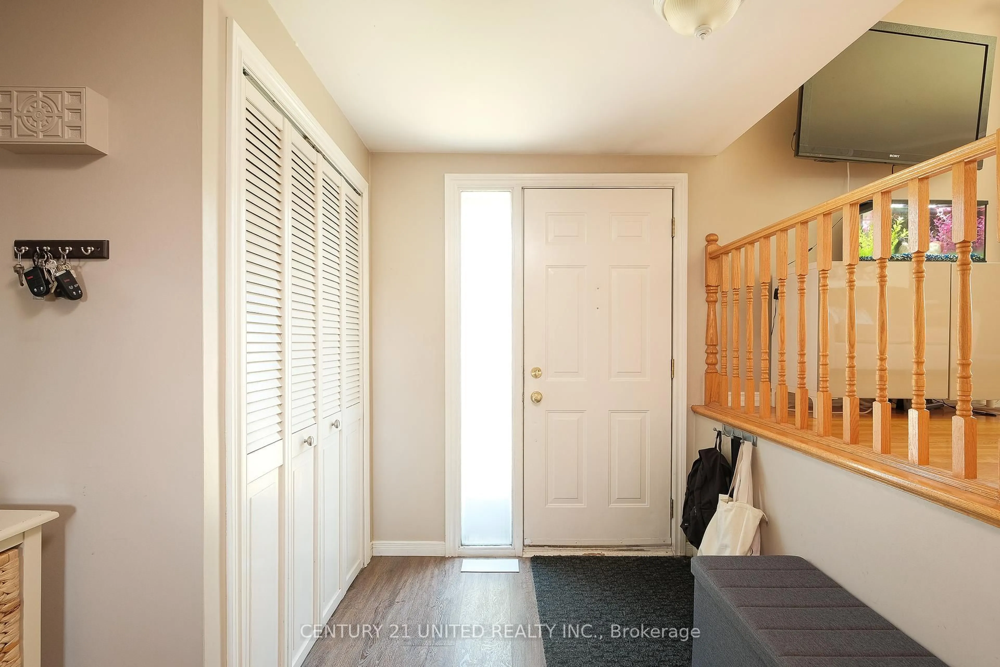 Indoor entryway for 888 Sydenham Rd, Peterborough South Ontario K9J 1K2