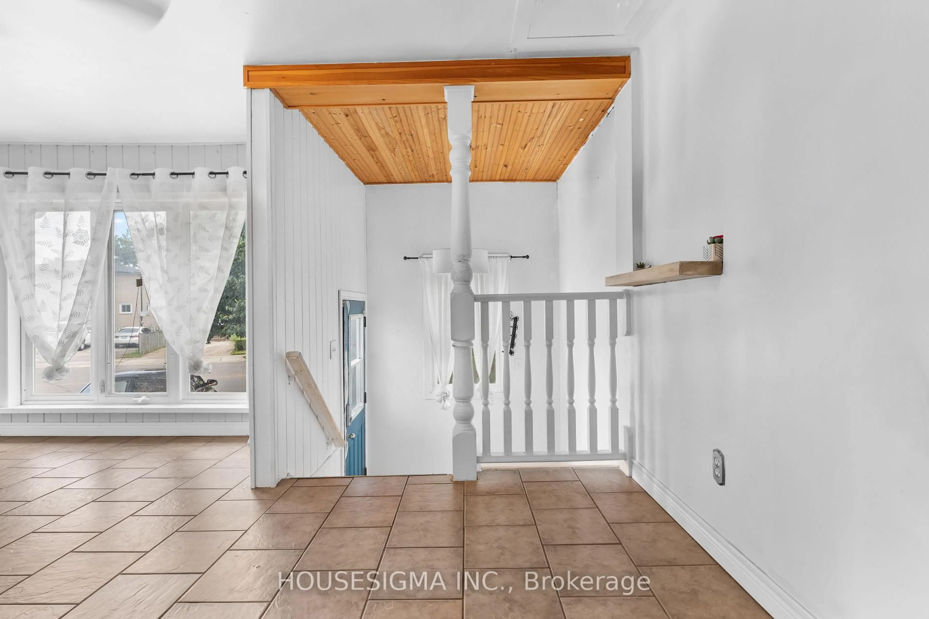 Indoor entryway for 1289 Sorrel Rd, London East Ontario N5V 2N6