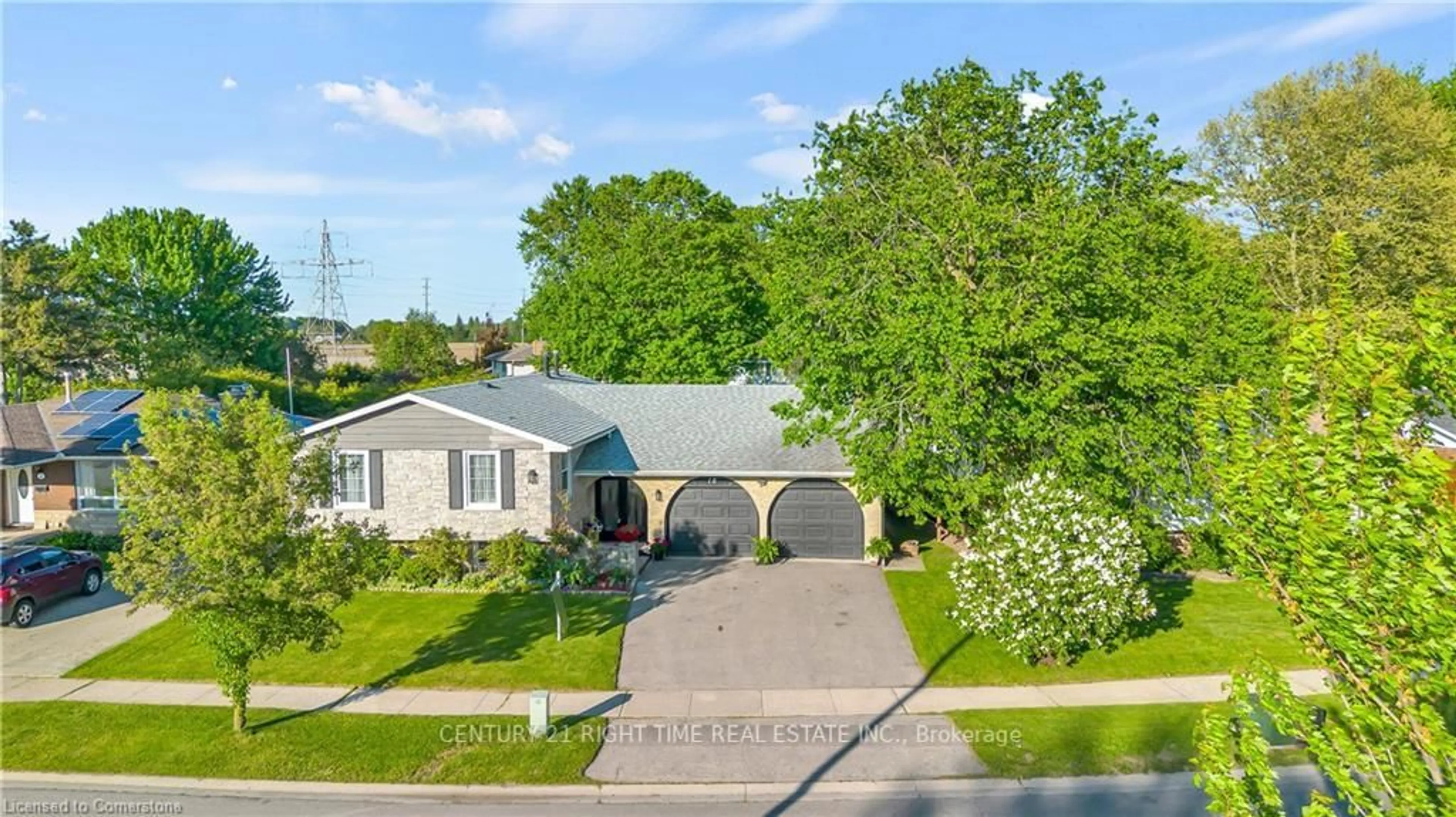 A pic from outside/outdoor area/front of a property/back of a property/a pic from drone, street for 18 Old Farm Rd, Brantford Ontario N3R 6P5
