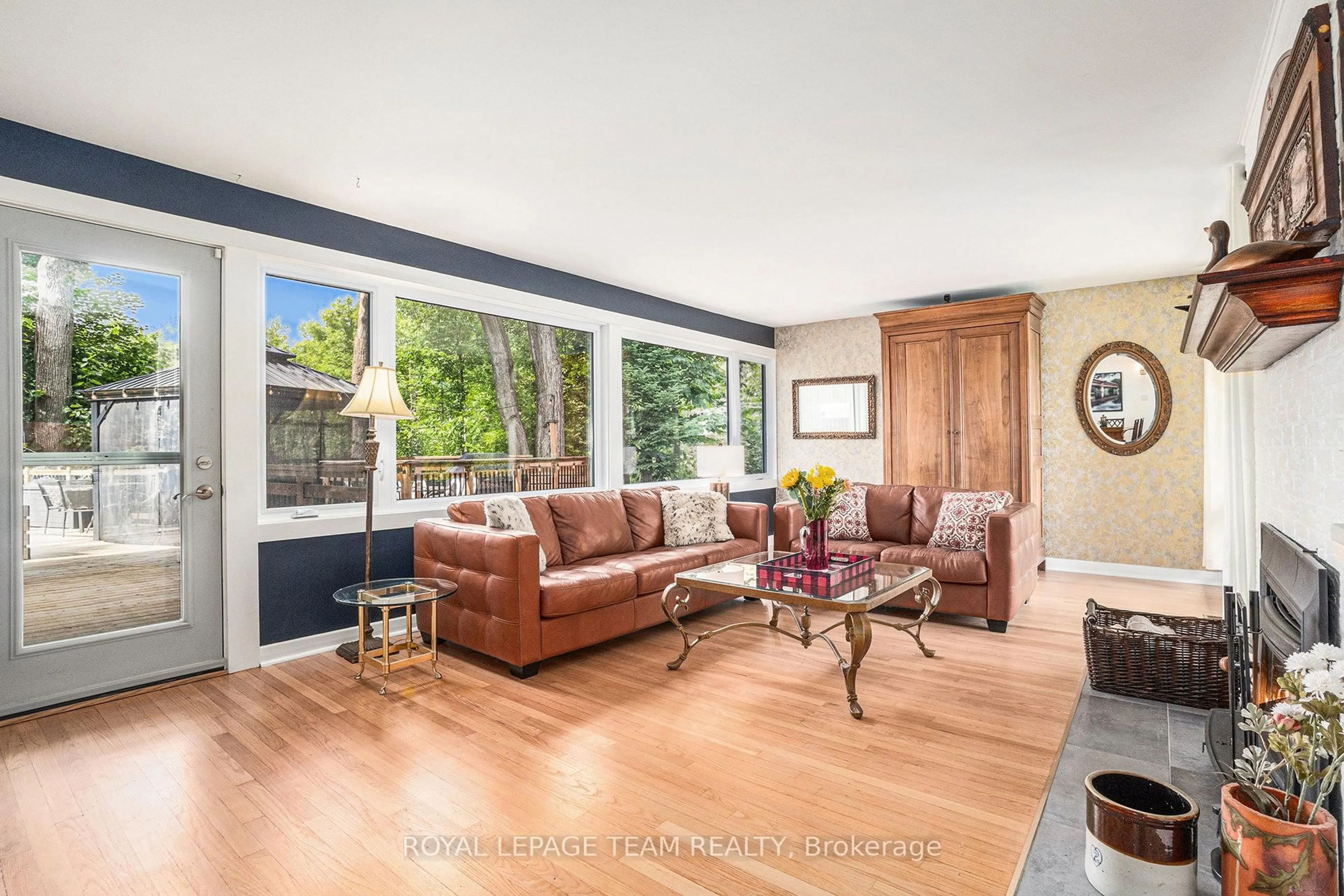 Living room with furniture, unknown for 19 Mary Dr, Ottawa Ontario K1V 1G9