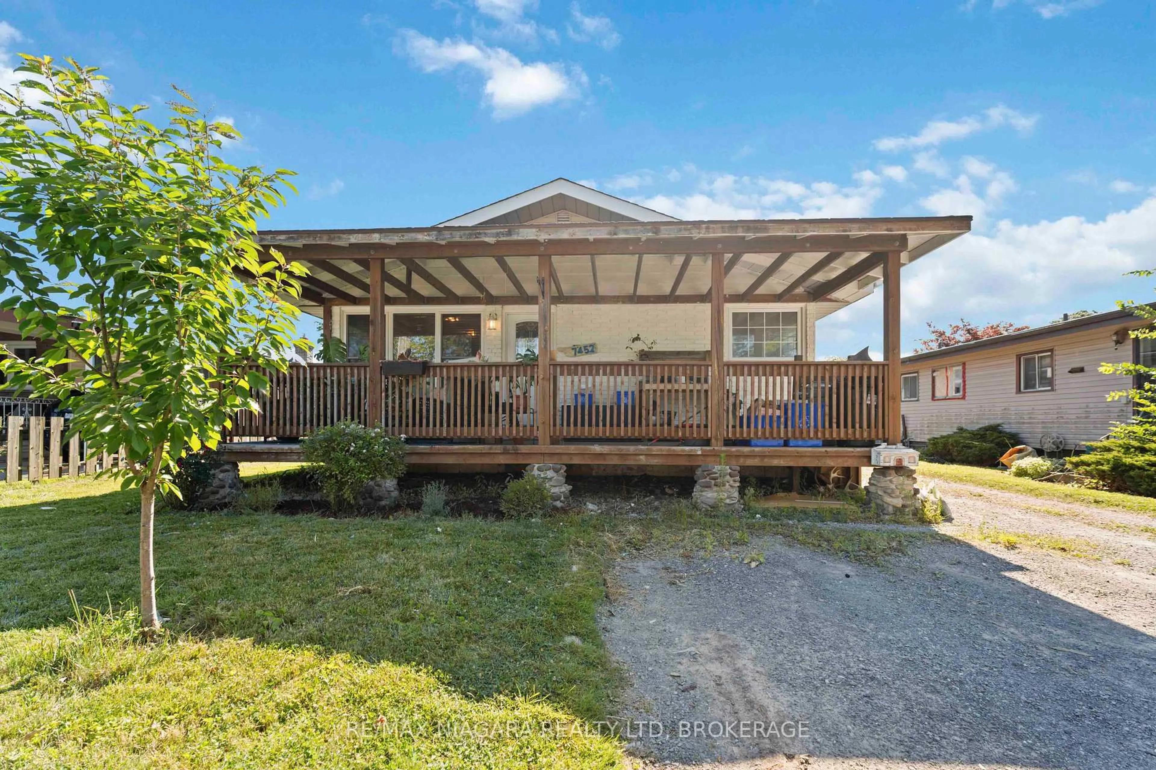 Patio, unknown for 7452 Dorchester Rd, Niagara Falls Ontario L2G 5W1