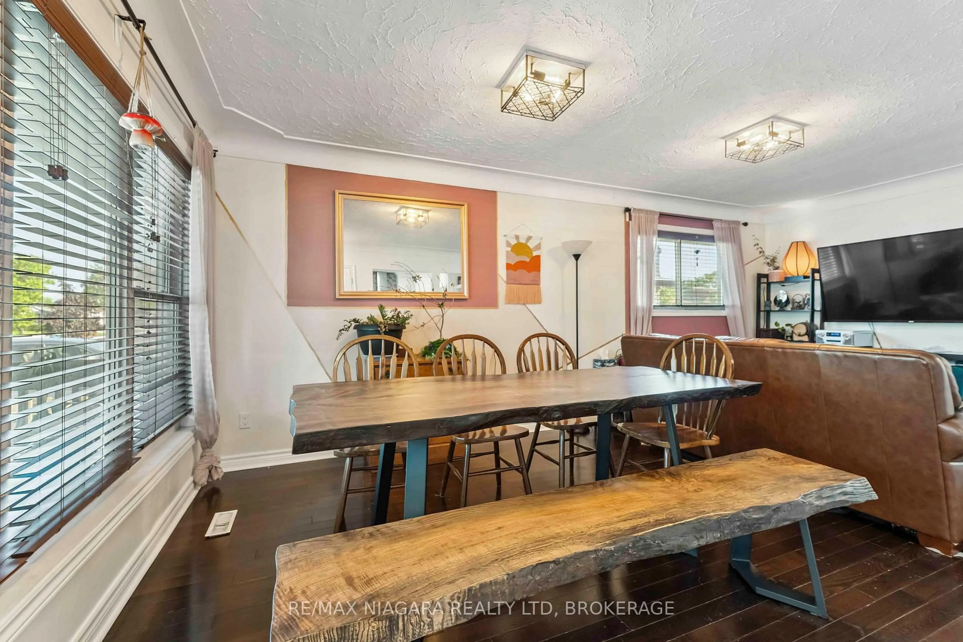 Dining room, wood/laminate floor for 7452 Dorchester Rd, Niagara Falls Ontario L2G 5W1