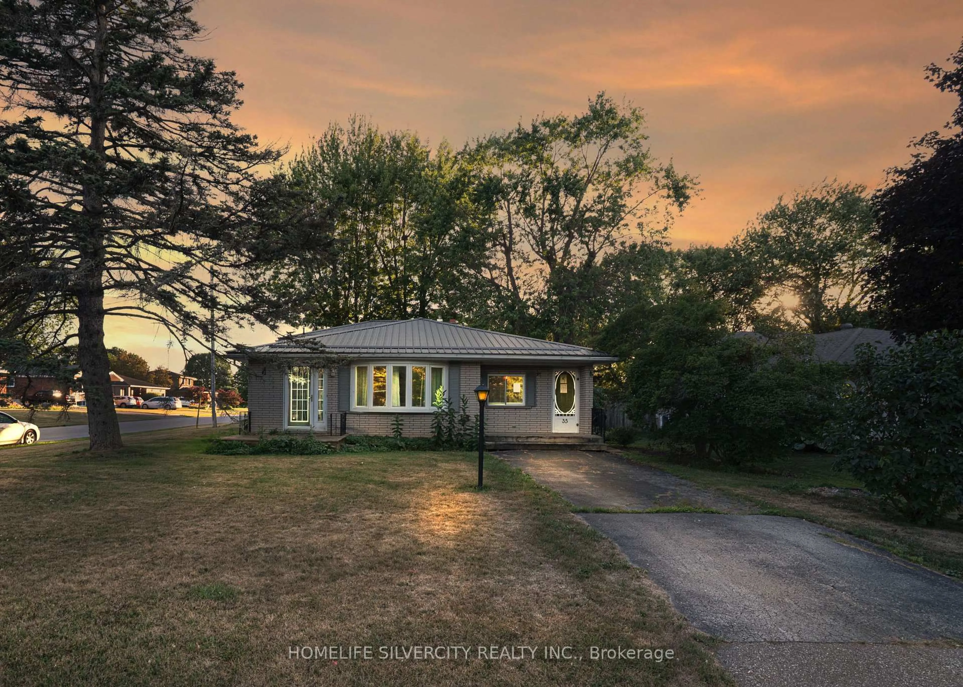 A pic from outside/outdoor area/front of a property/back of a property/a pic from drone, street for 35 Lynn Park Ave, Norfolk Ontario N0A 1N5