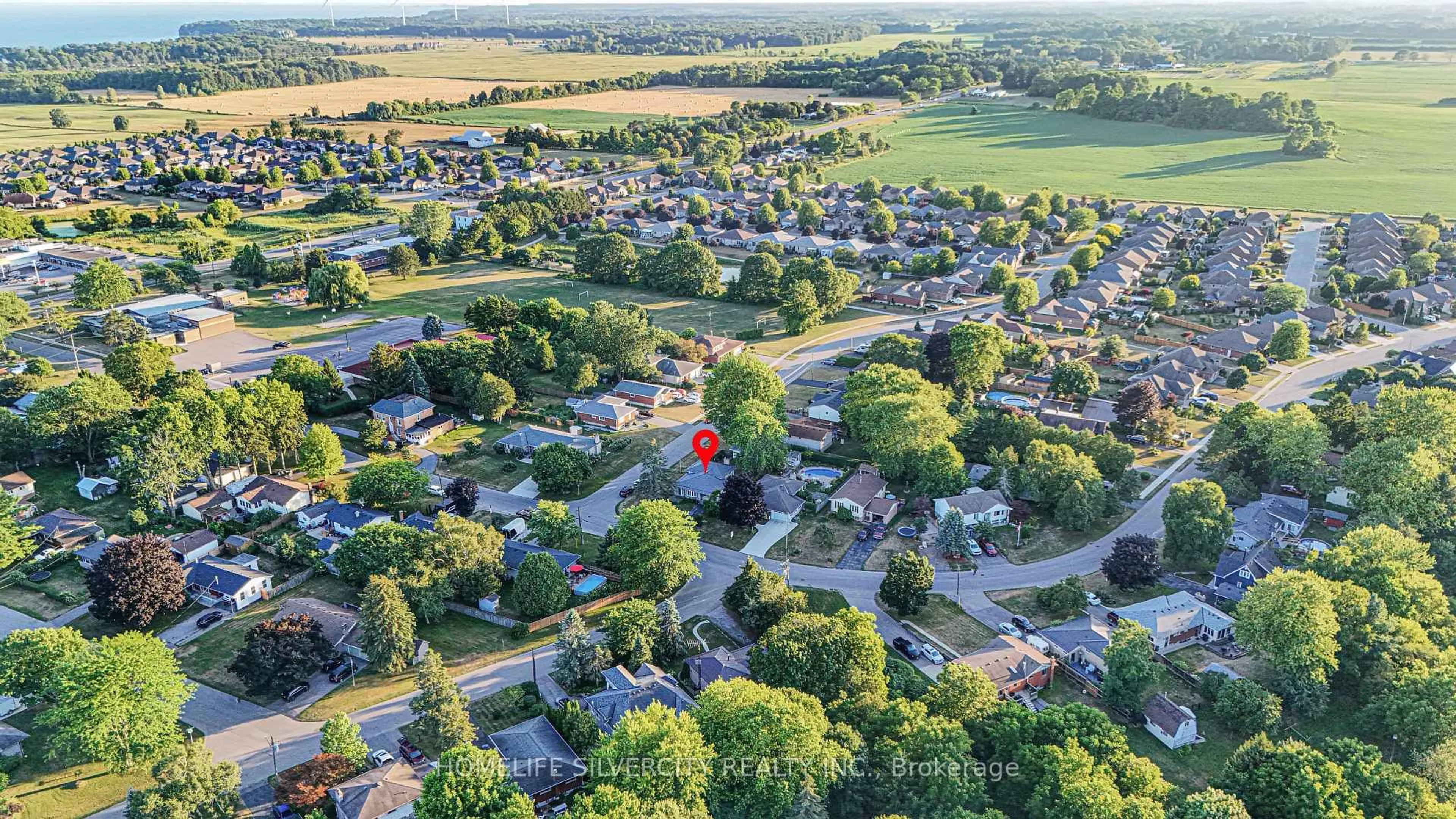 A pic from outside/outdoor area/front of a property/back of a property/a pic from drone, street for 35 Lynn Park Ave, Norfolk Ontario N0A 1N5
