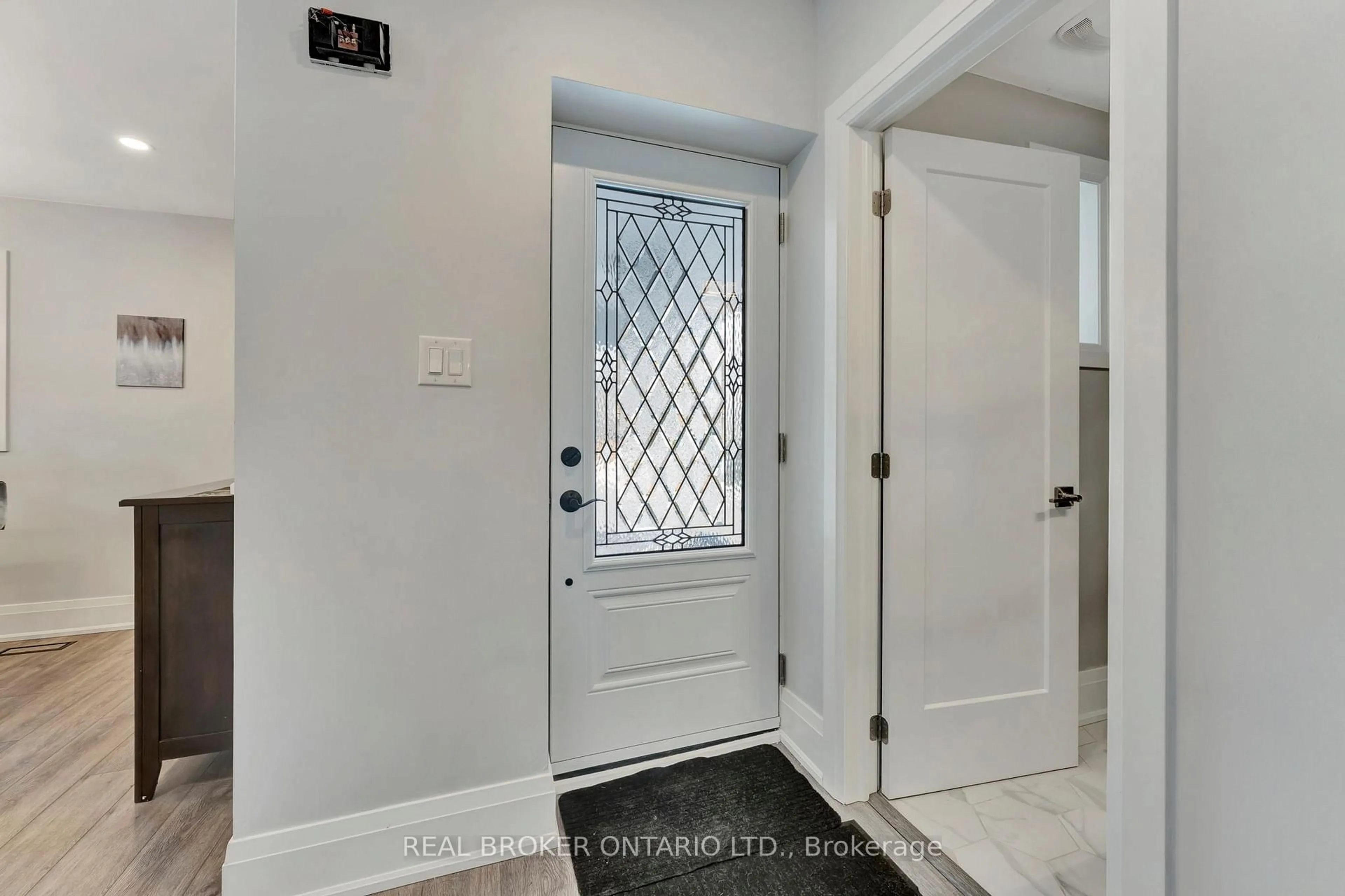 Indoor entryway for 26 Evergreen Hill Rd, Norfolk Ontario N3Y 1B8