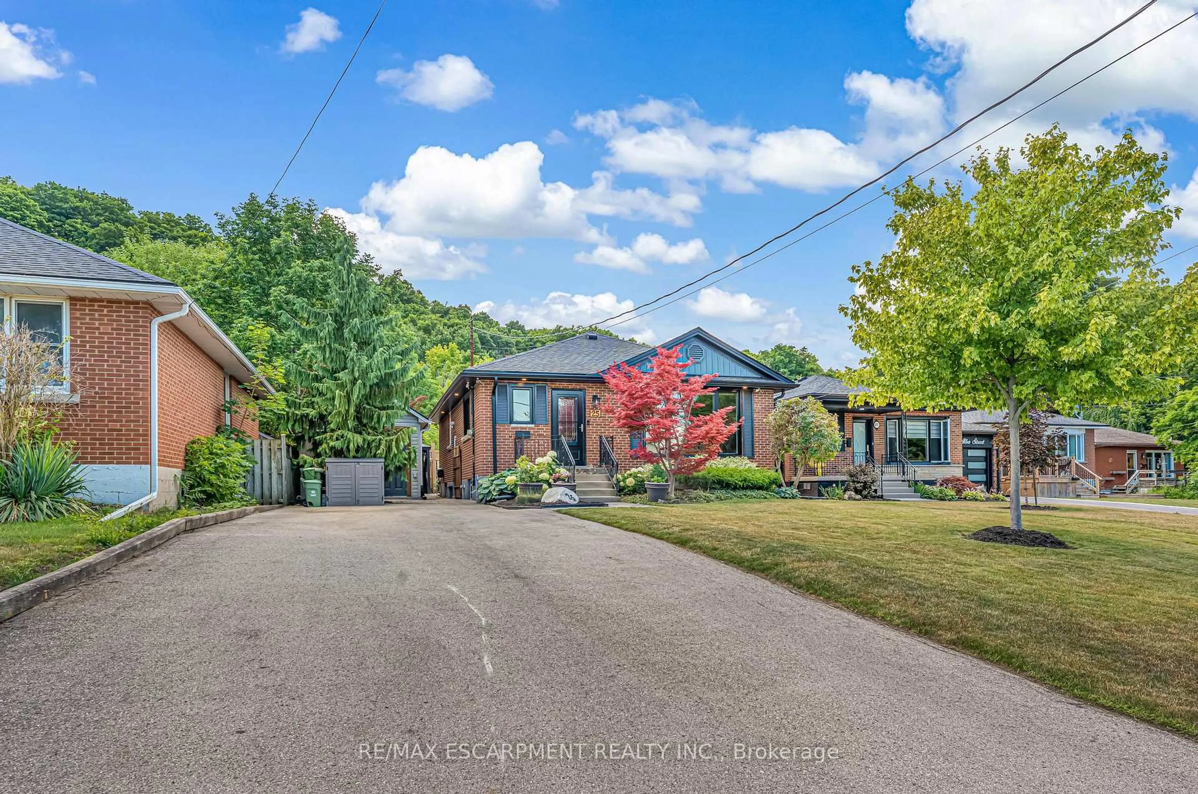 A pic from outside/outdoor area/front of a property/back of a property/a pic from drone, street for 25 Alba St, Hamilton Ontario L8G 1N9