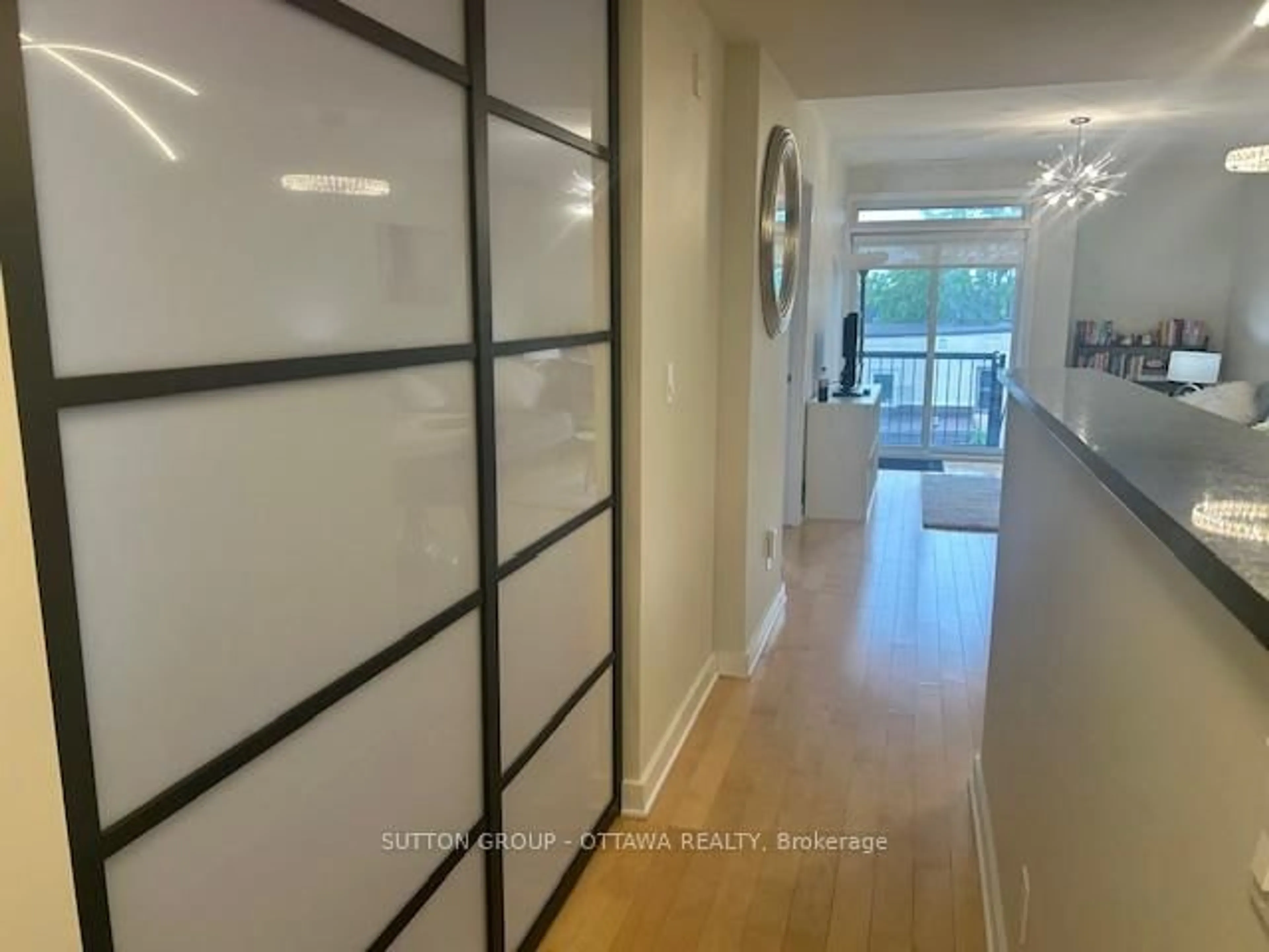 Indoor foyer for 456 King Edward Ave #506, Ottawa Ontario K1N 0B4