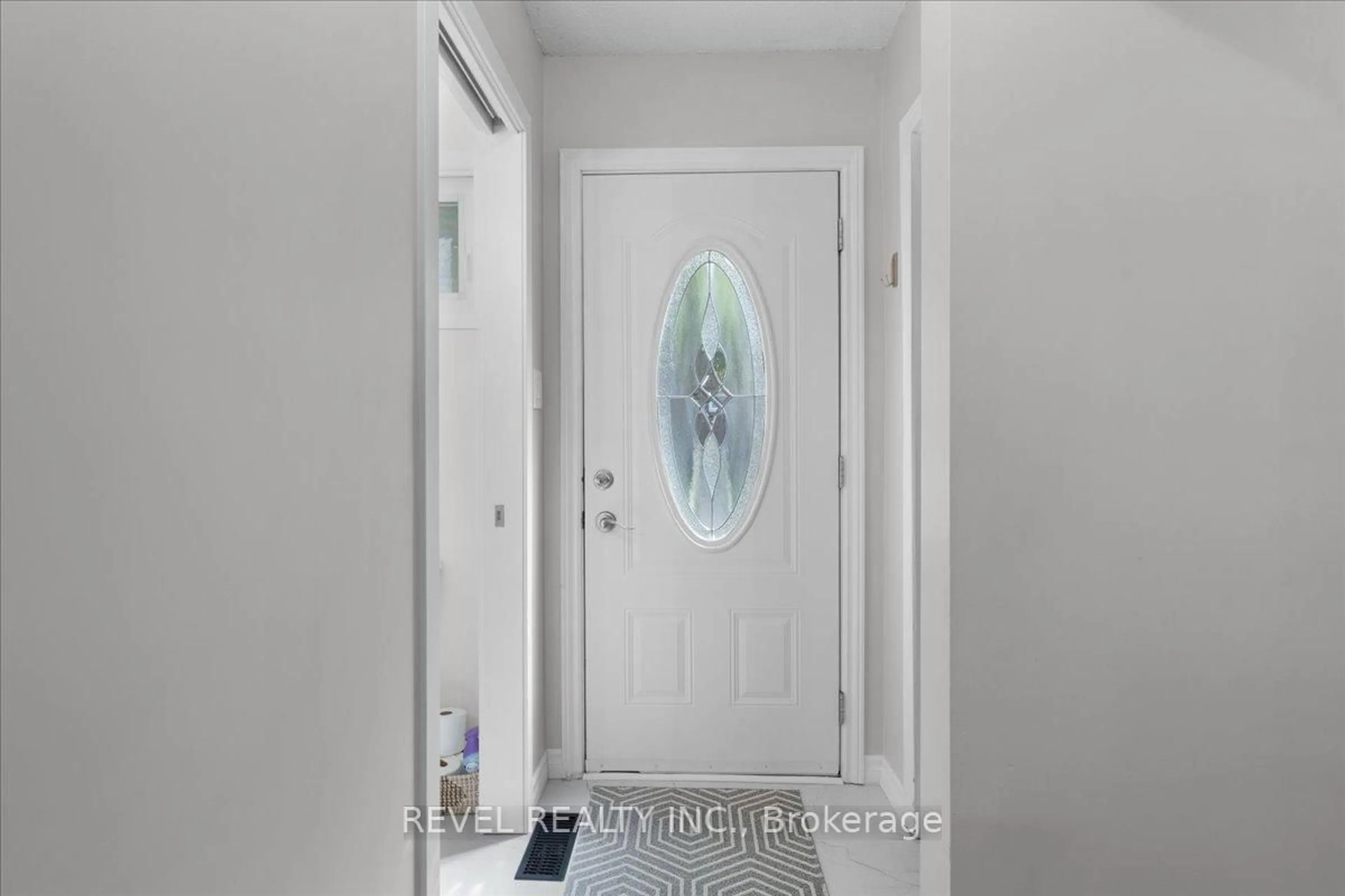 Indoor entryway for 30 Regent Ave #28A, Hamilton Ontario L9B 1B3