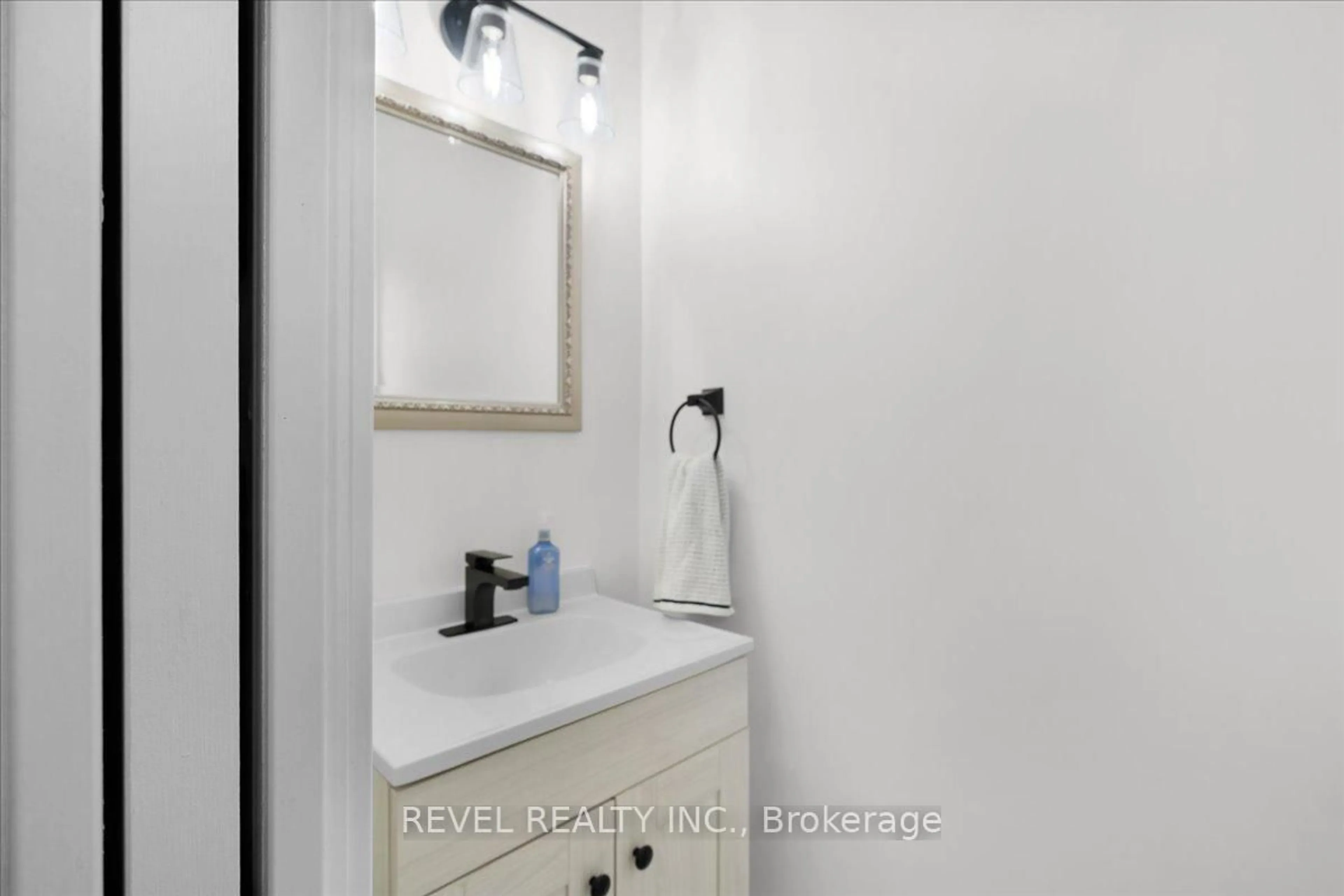 Standard bathroom, ceramic/tile floor for 30 Regent Ave #28A, Hamilton Ontario L9B 1B3