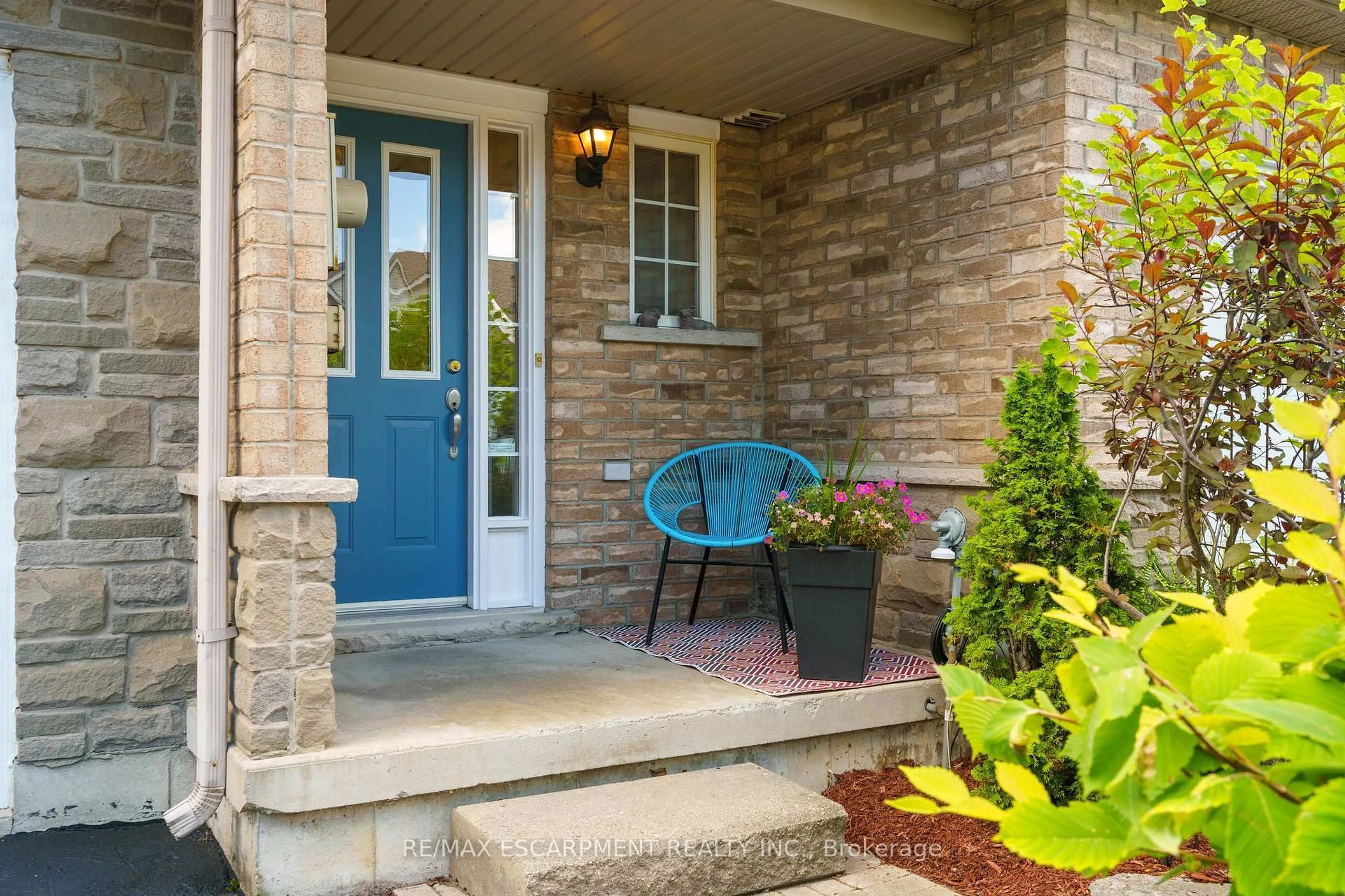 Indoor entryway for 590 Southridge Dr, Hamilton Ontario L9C 7V8