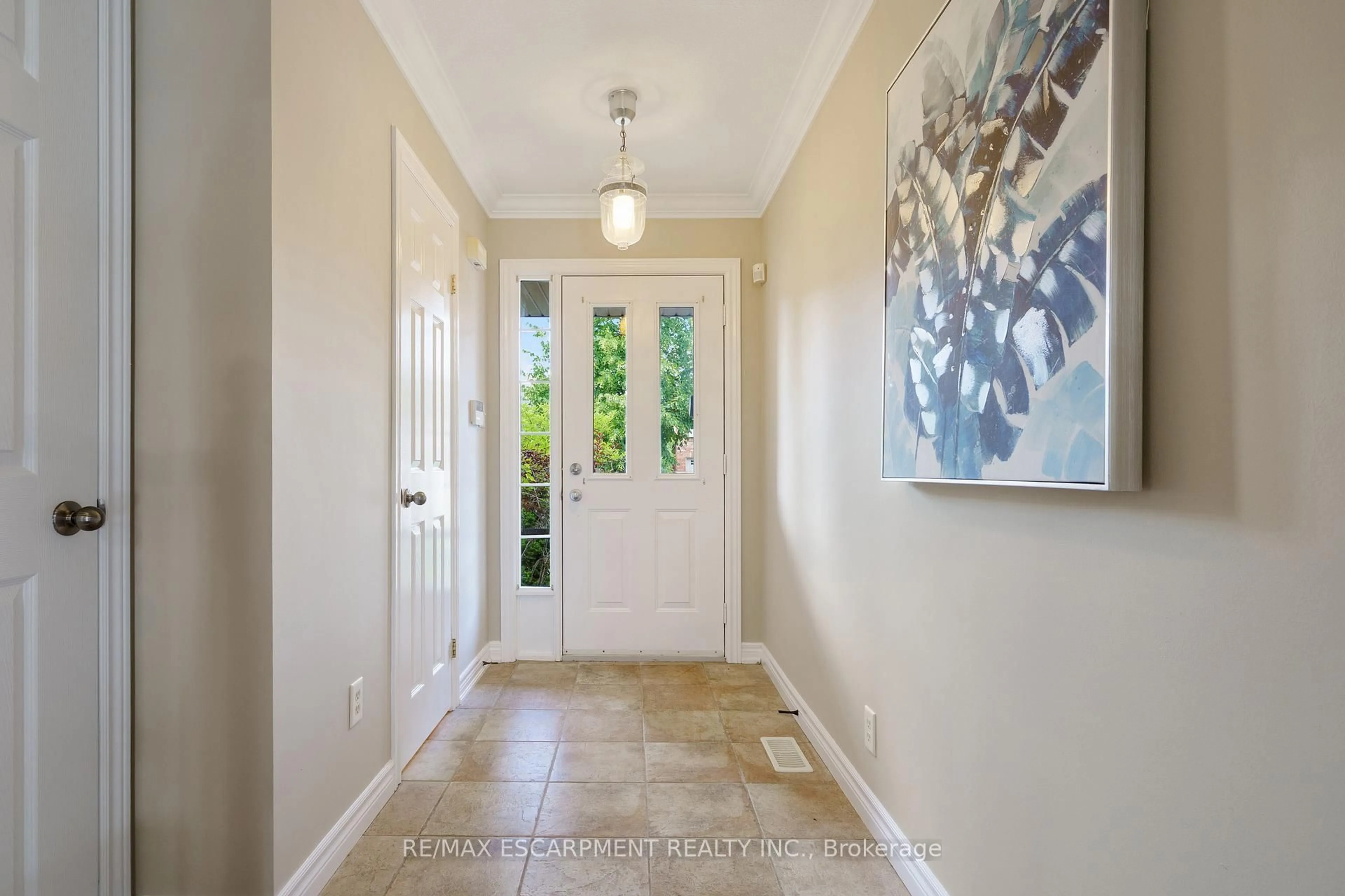 Indoor entryway for 590 Southridge Dr, Hamilton Ontario L9C 7V8