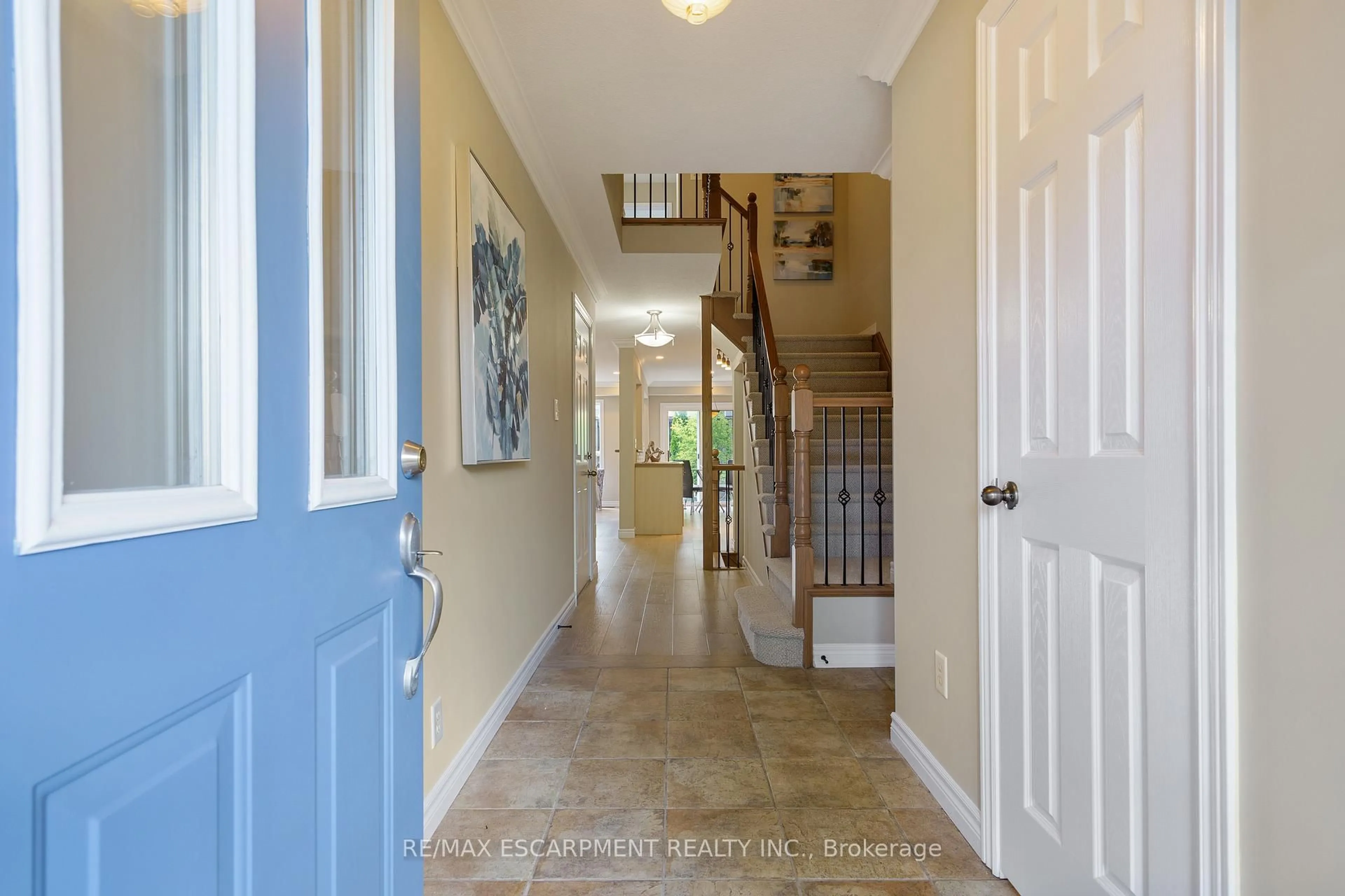 Indoor foyer for 590 Southridge Dr, Hamilton Ontario L9C 7V8