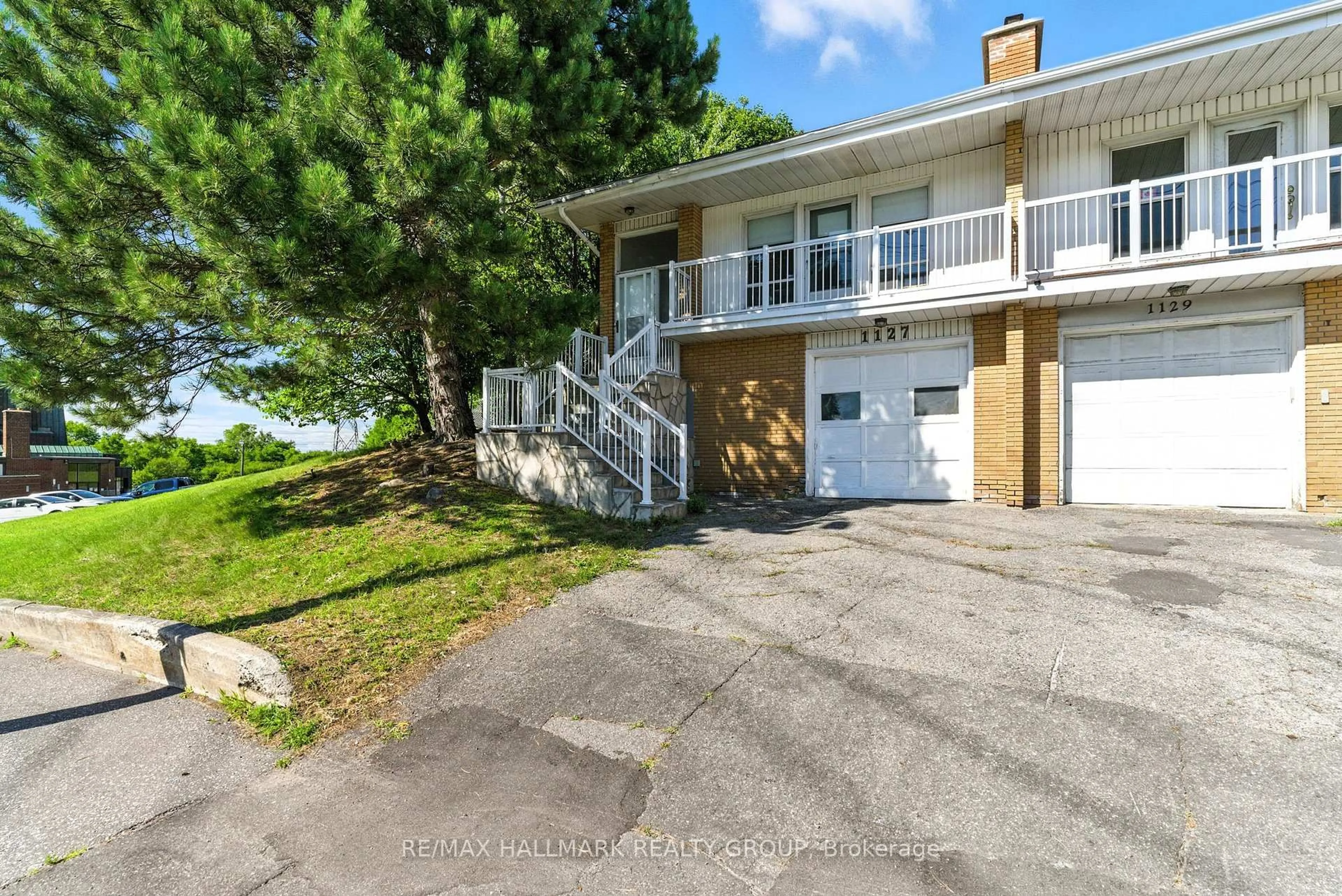 A pic from outside/outdoor area/front of a property/back of a property/a pic from drone, water/lake/river/ocean view for 1127 Maitland Ave, Ottawa Ontario K2C 2B8