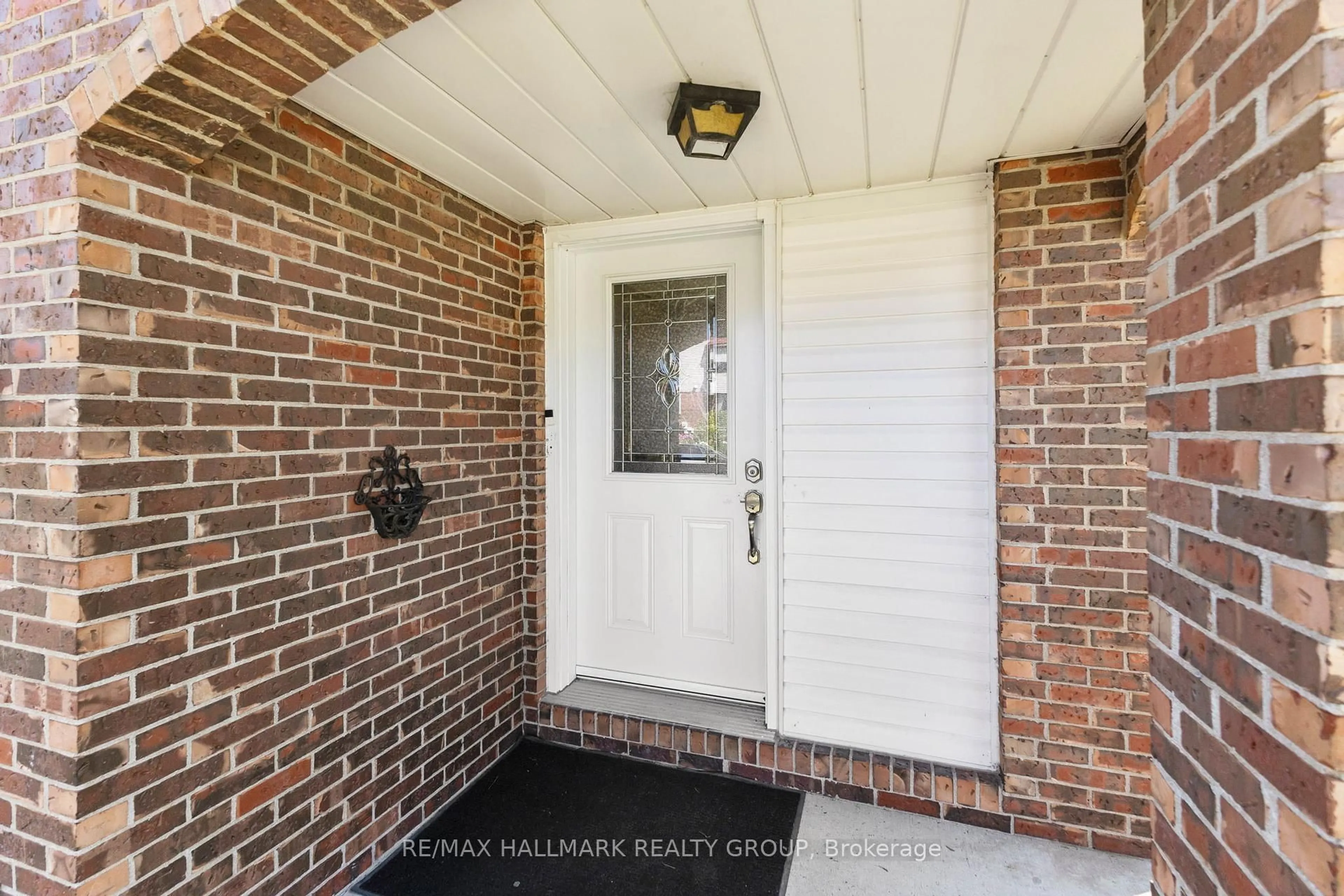 Indoor entryway for 2 Hackett St, Ottawa Ontario K1V 0P8