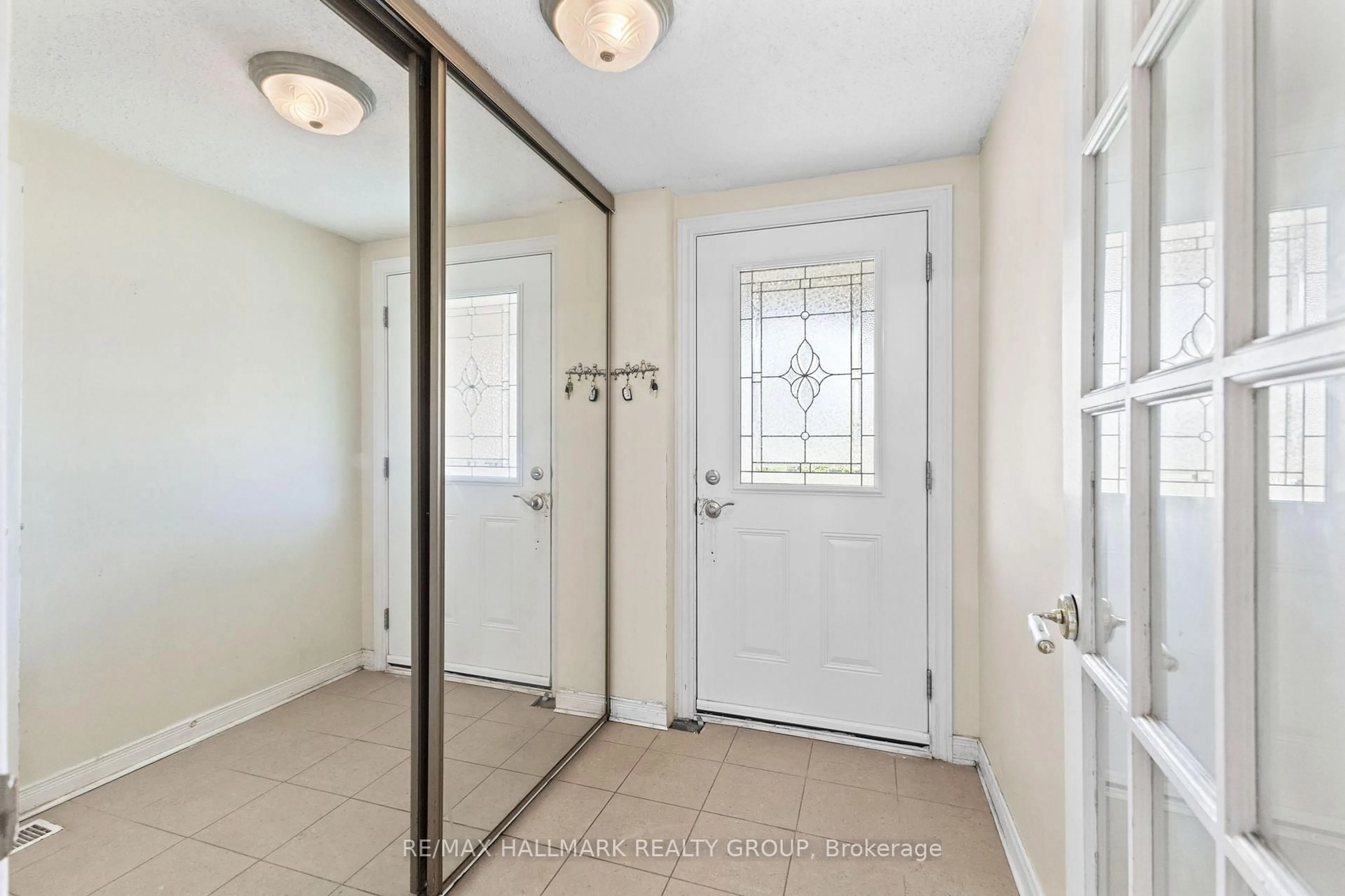 Indoor entryway for 2 Hackett St, Ottawa Ontario K1V 0P8