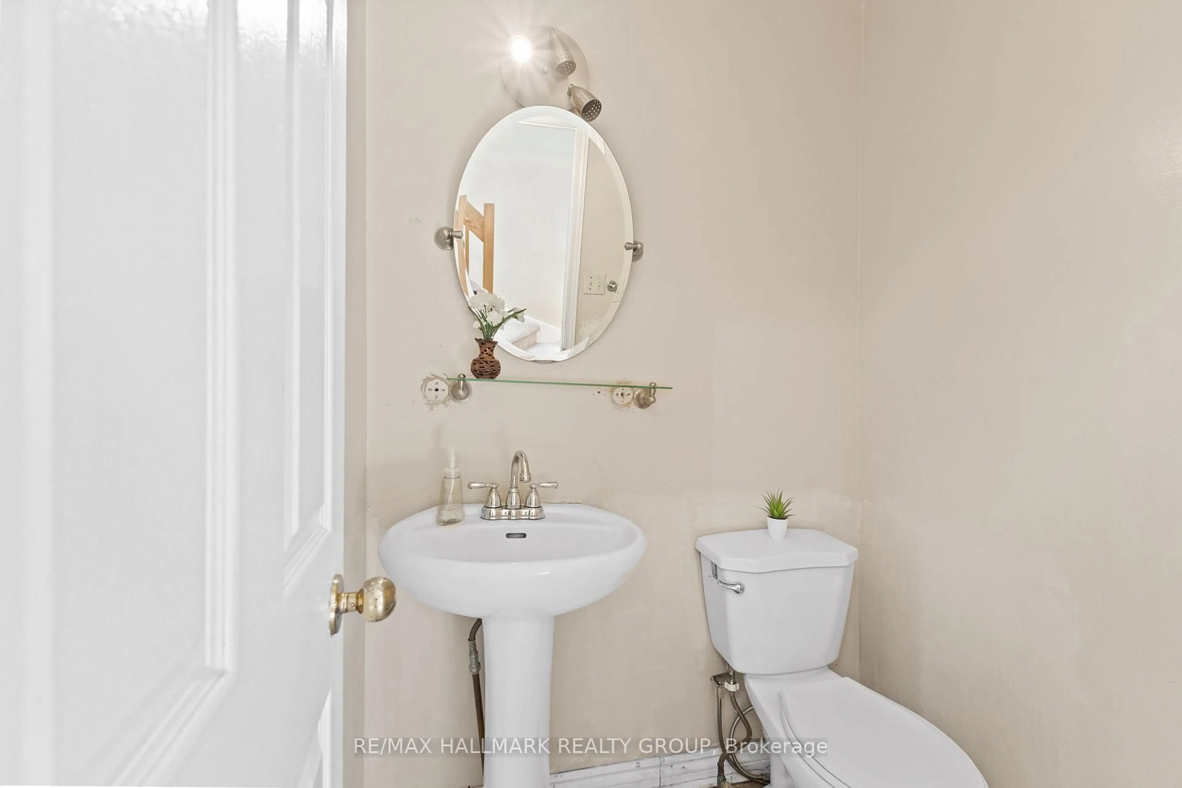 Standard bathroom, ceramic/tile floor for 2 Hackett St, Ottawa Ontario K1V 0P8