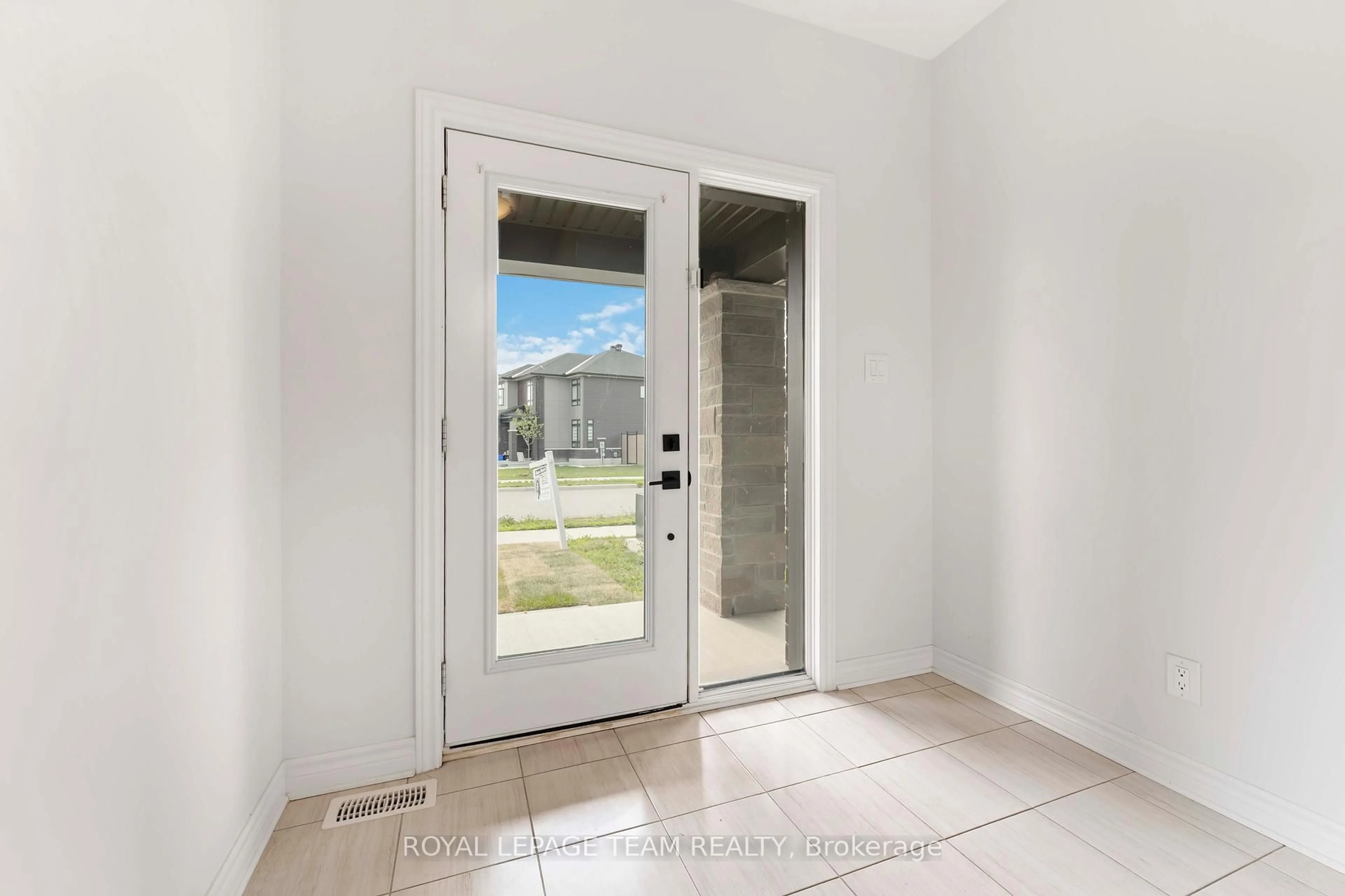 Indoor entryway for 1010 Brian Good Ave, Ottawa Ontario K4M 0R3