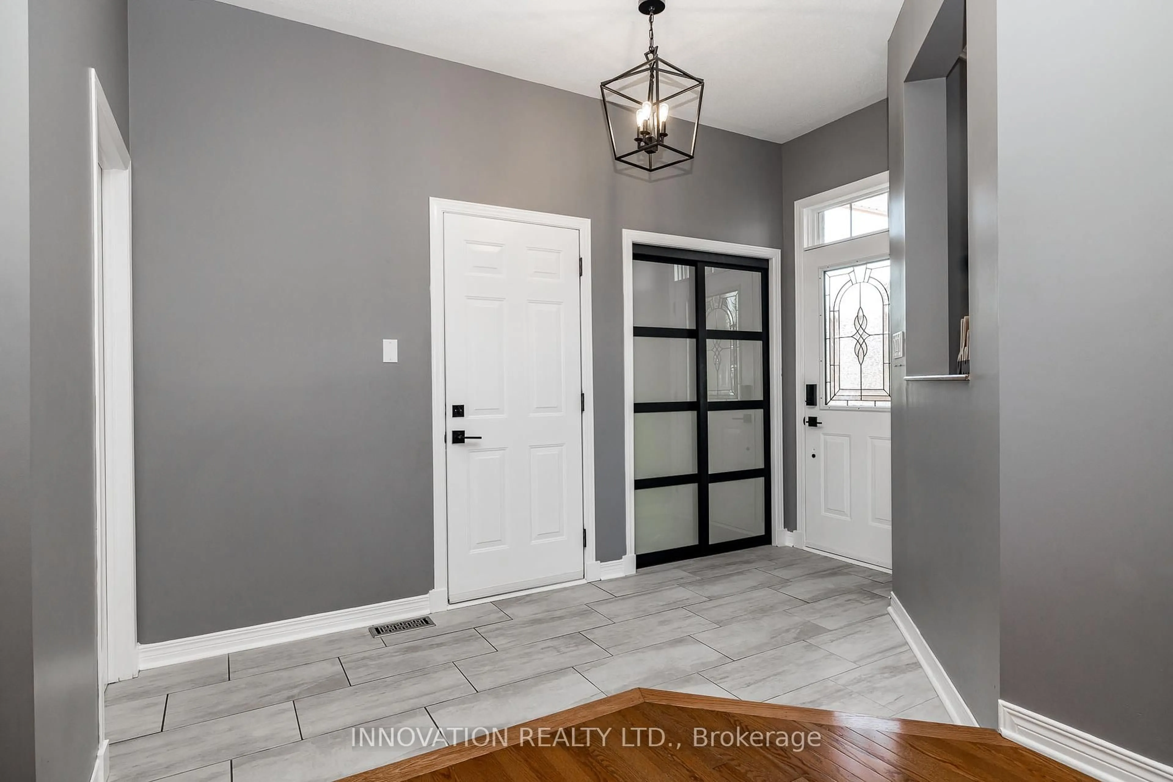 Indoor entryway for 1940 Lobelia Way, Ottawa Ontario K4A 4R5