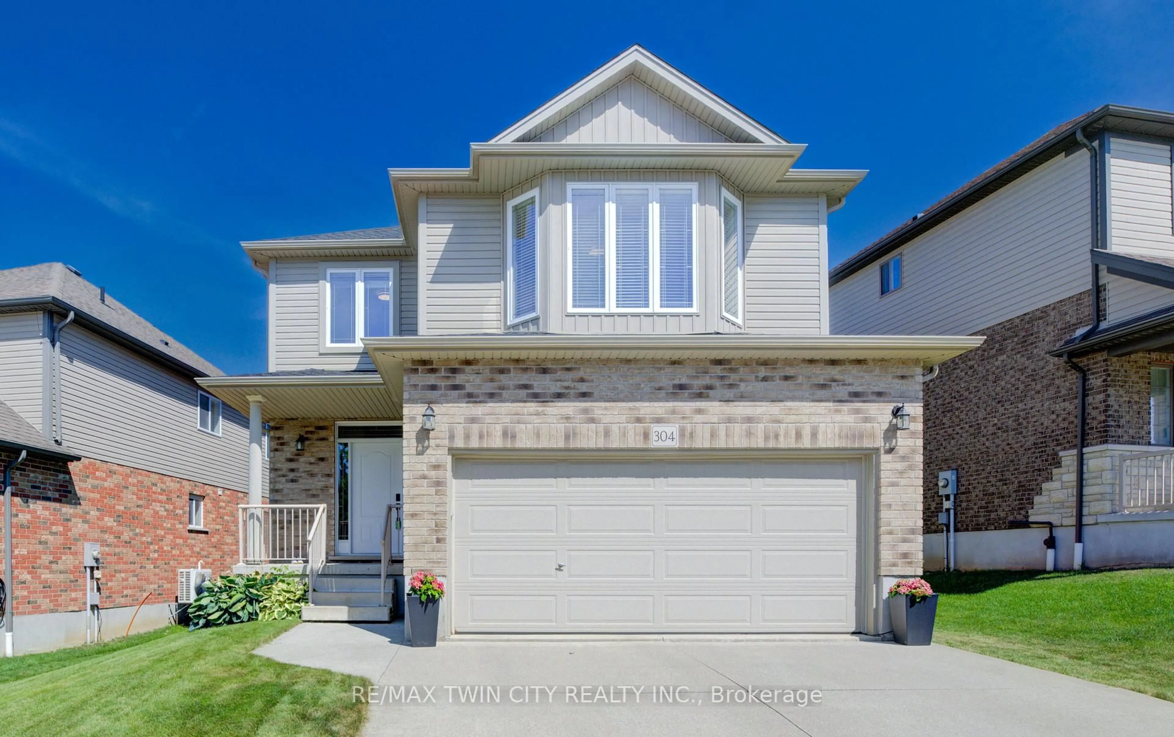 Home with vinyl exterior material, street for 304 Westpark Cres, Waterloo Ontario N2T 0A4