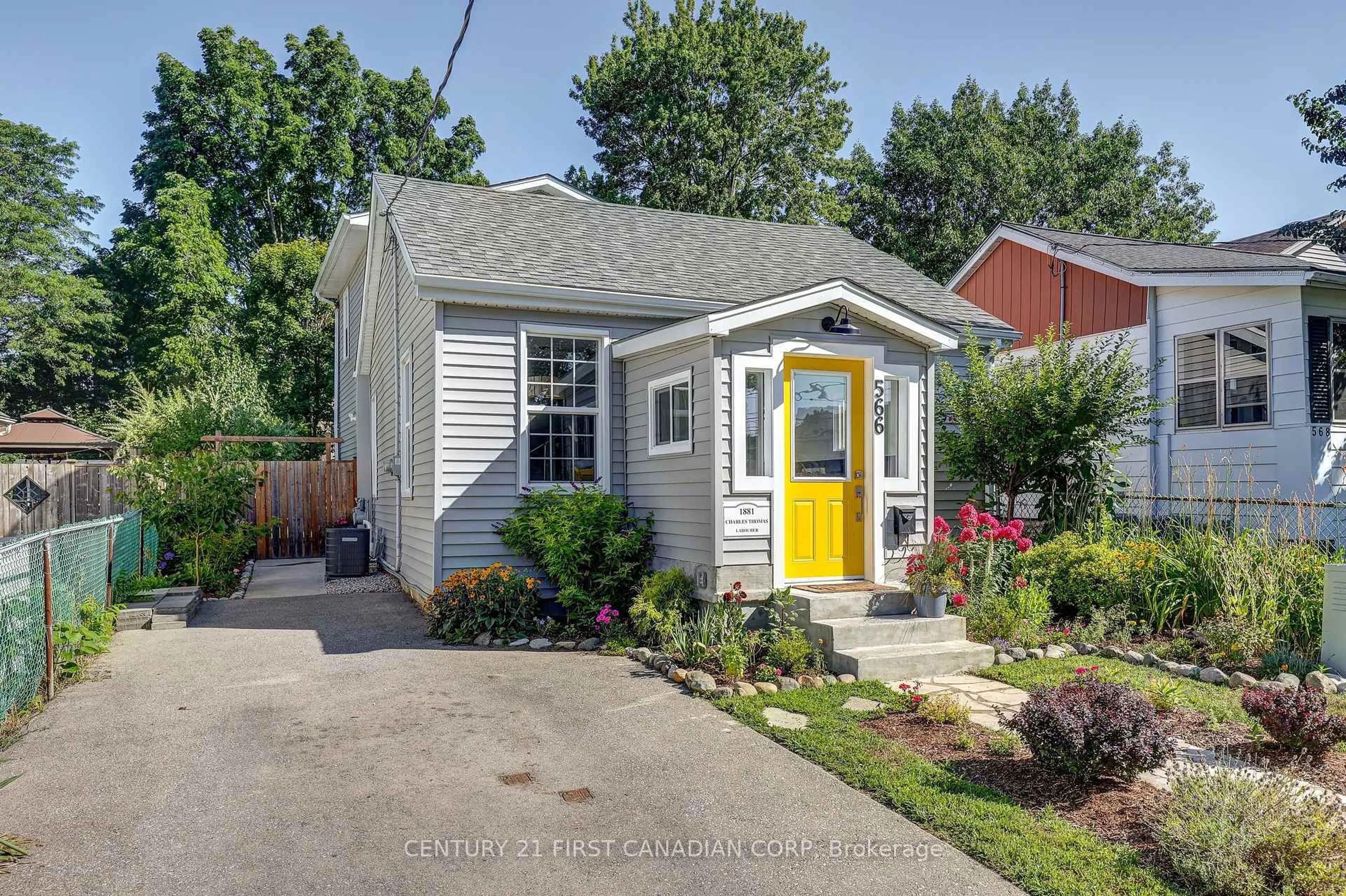 Home with vinyl exterior material, street for 566 PALL MALL St, London East Ontario N5Y 2Z7