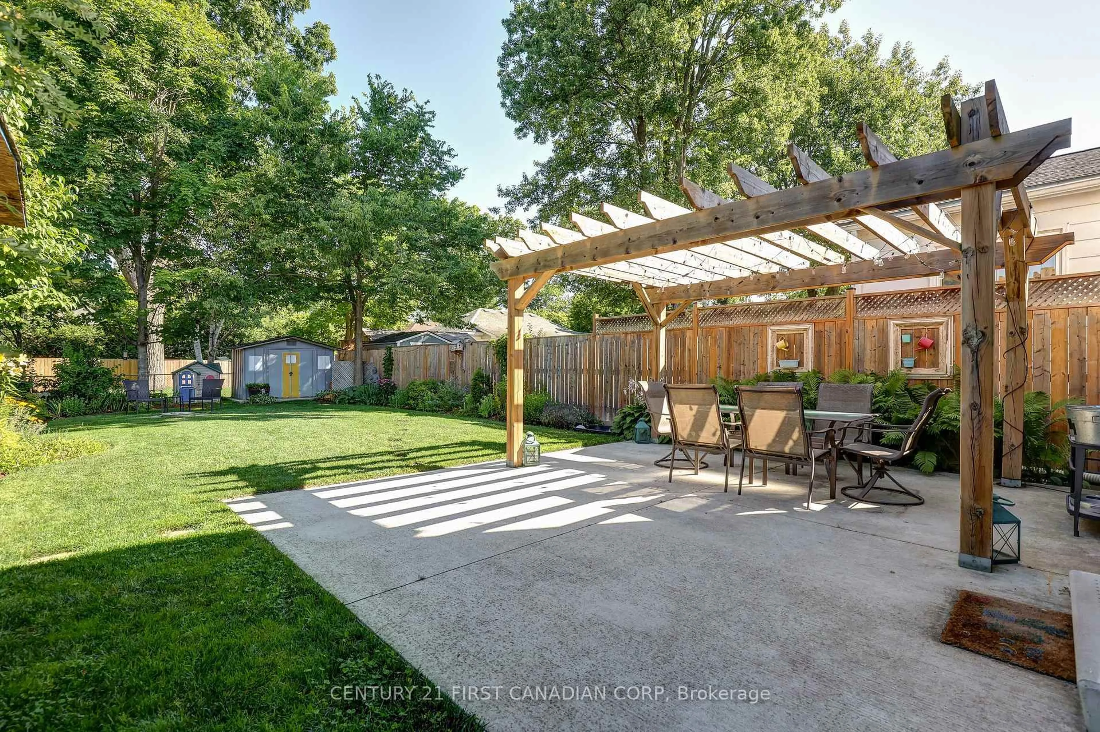 Patio, street for 566 PALL MALL St, London East Ontario N5Y 2Z7