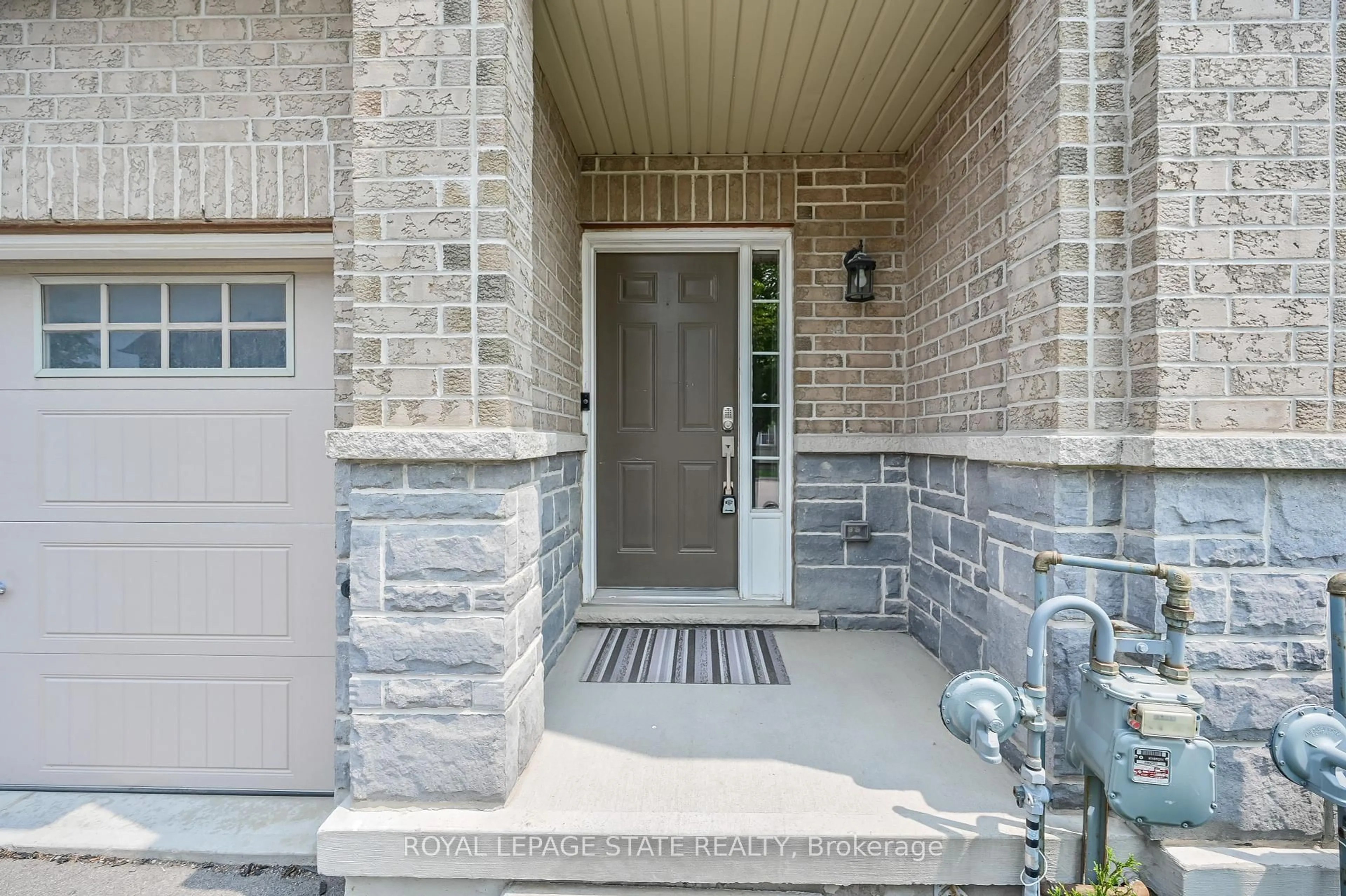 Indoor entryway for 170 Palacebeach Tr #24, Hamilton Ontario L8E 0H2