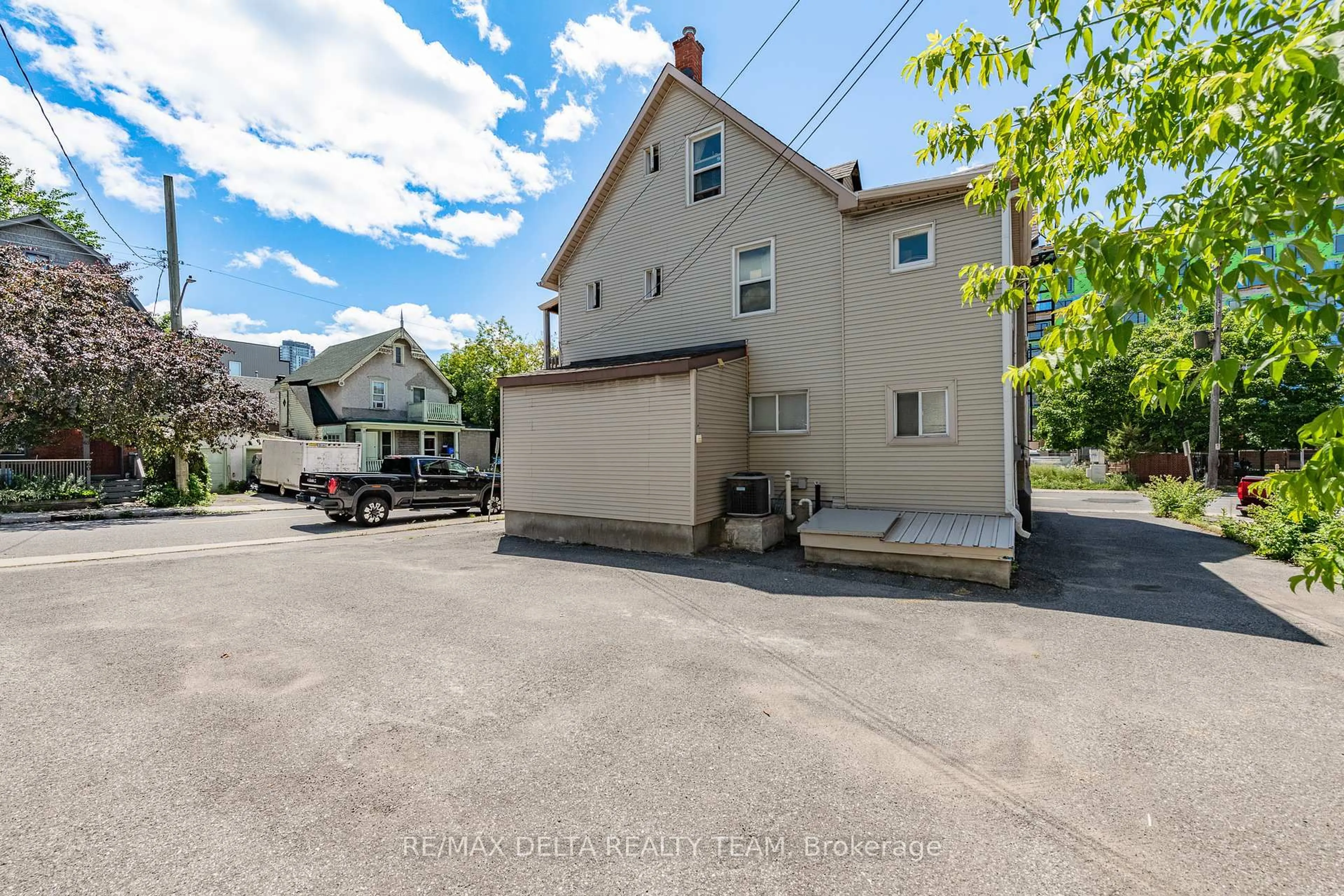 A pic from outside/outdoor area/front of a property/back of a property/a pic from drone, street for 437-439 BOOTH St, Ottawa Ontario K1R 7K8