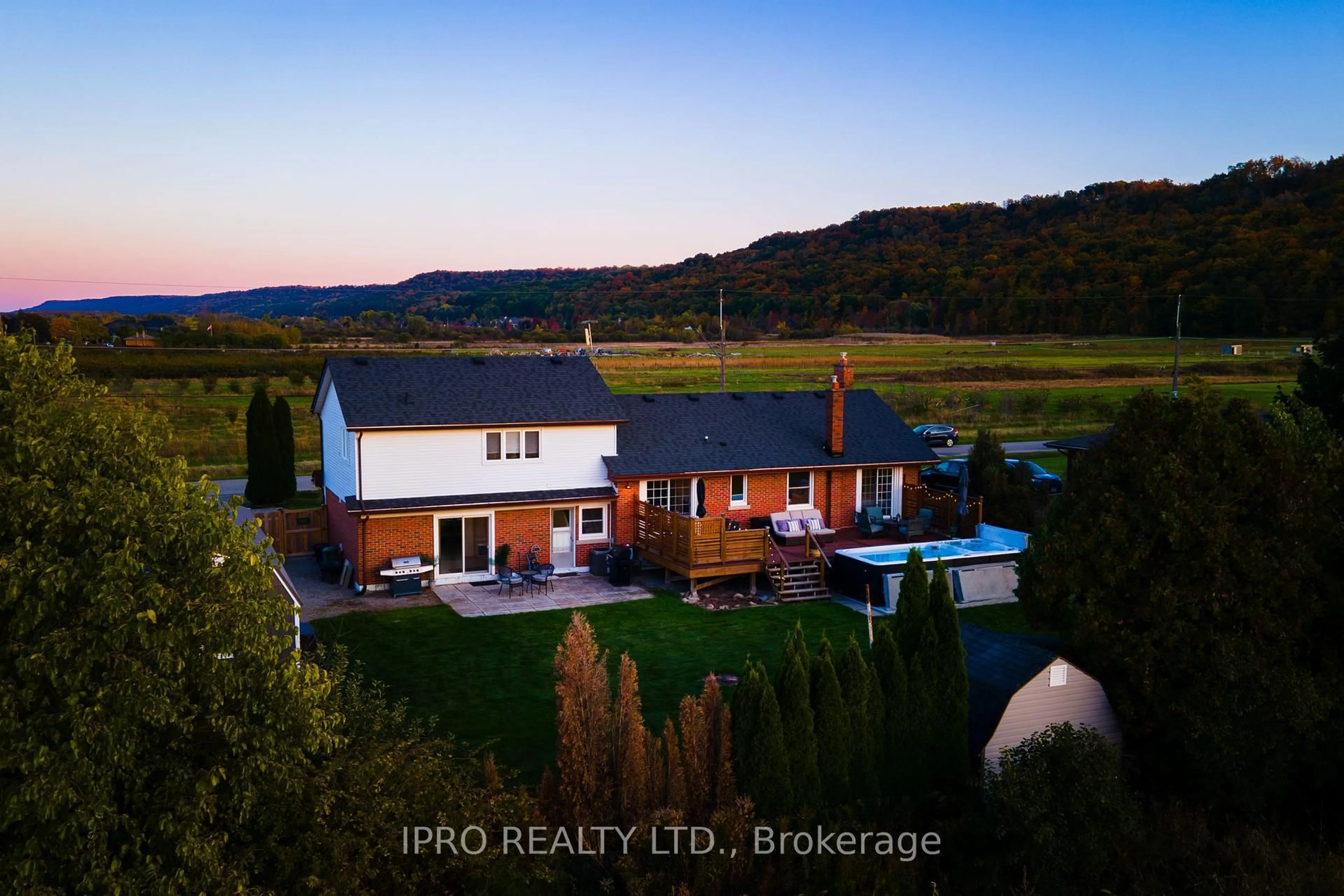 A pic from outside/outdoor area/front of a property/back of a property/a pic from drone, water/lake/river/ocean view for 187 Lewis Rd, Hamilton Ontario L8E 5G7