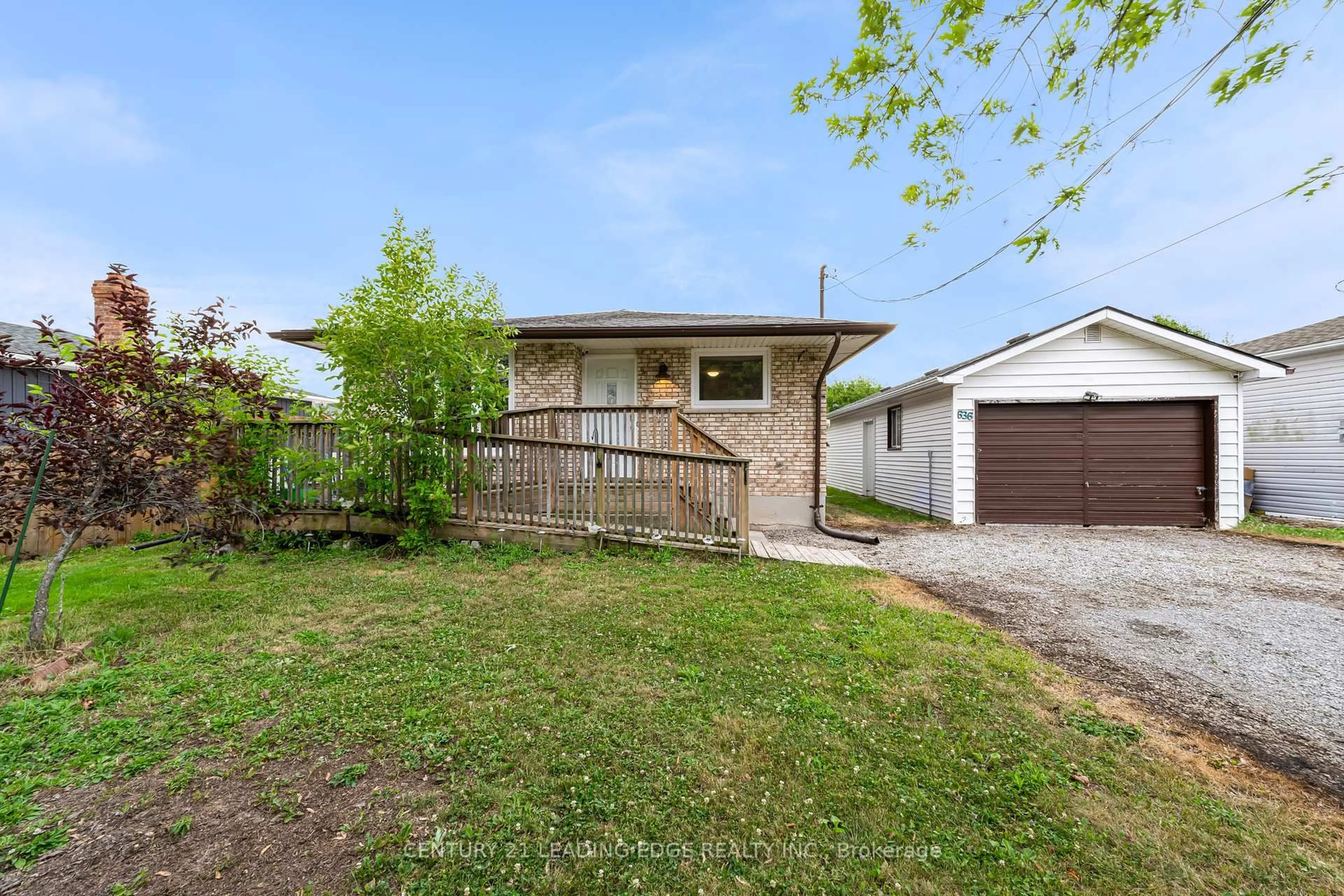 A pic from outside/outdoor area/front of a property/back of a property/a pic from drone, street for 636 Crescent Rd, Fort Erie Ontario L2A 4P8