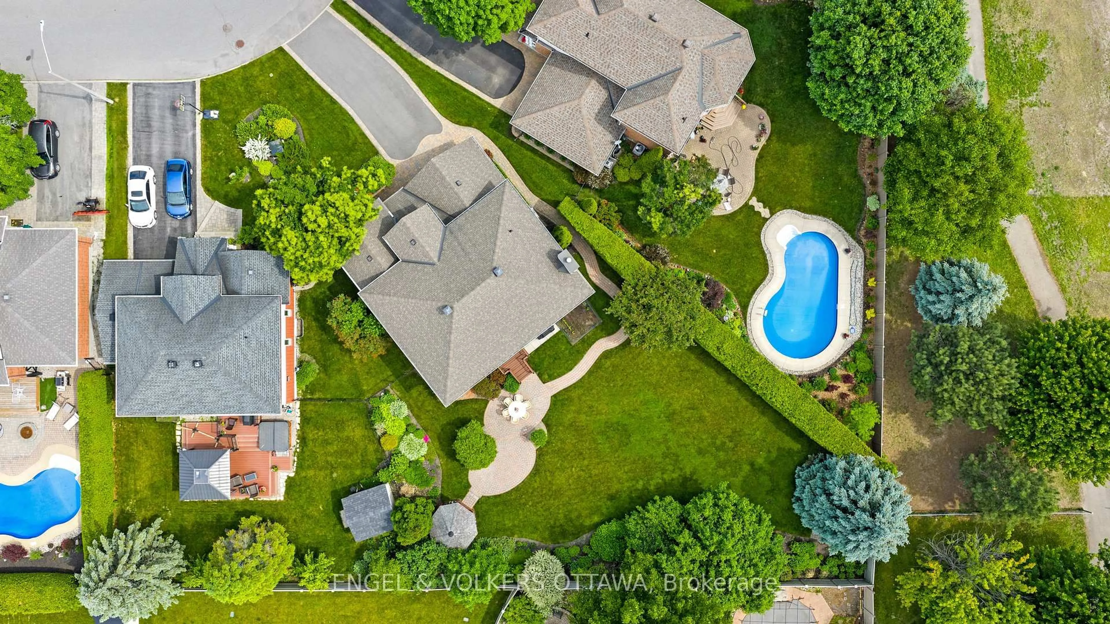 A pic from outside/outdoor area/front of a property/back of a property/a pic from drone, street for 804 Covehead Cres, Ottawa Ontario K1V 1M3