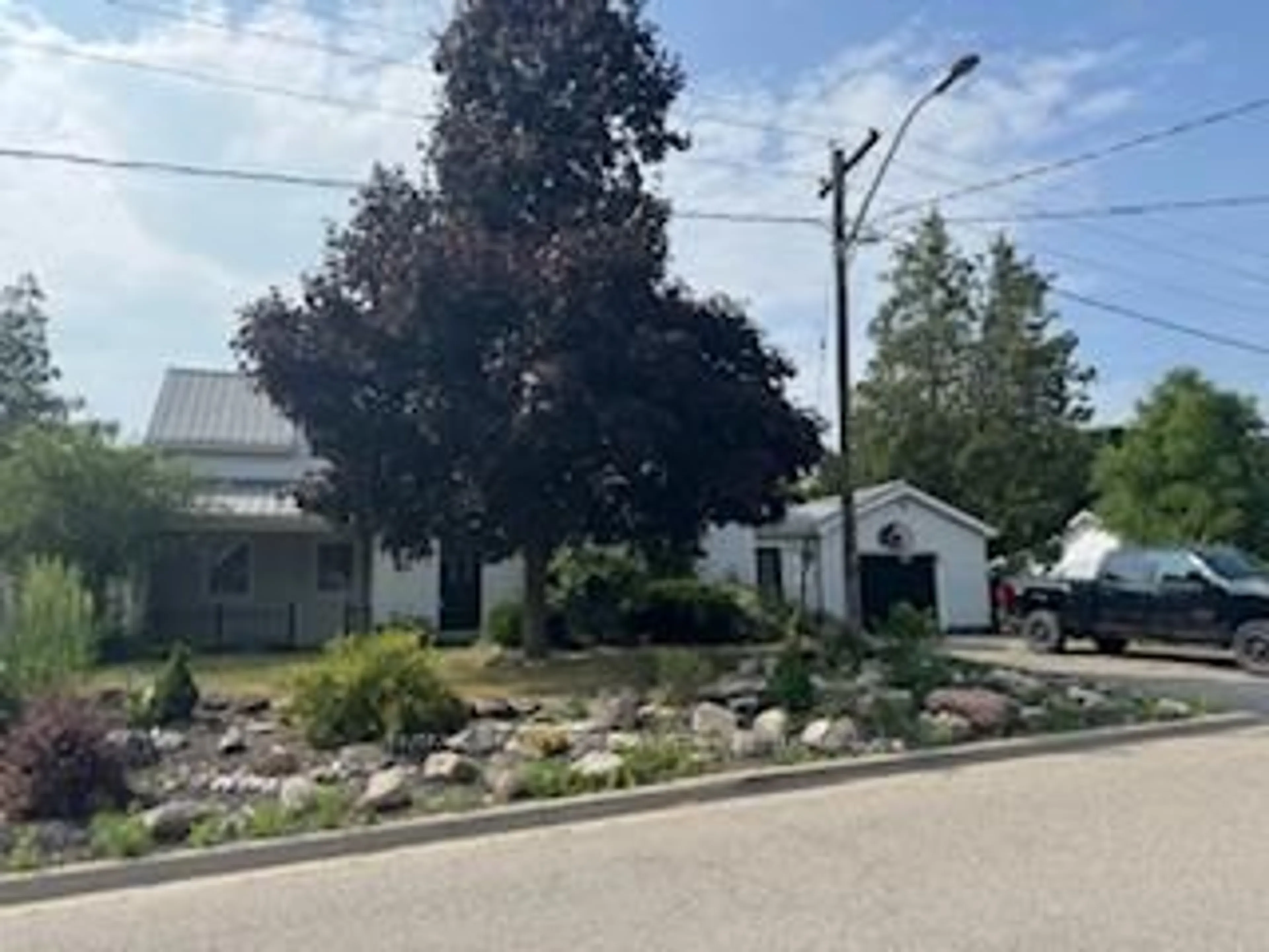 A pic from outside/outdoor area/front of a property/back of a property/a pic from drone, street for 25 Dundas St, Erin Ontario N0B 1T0