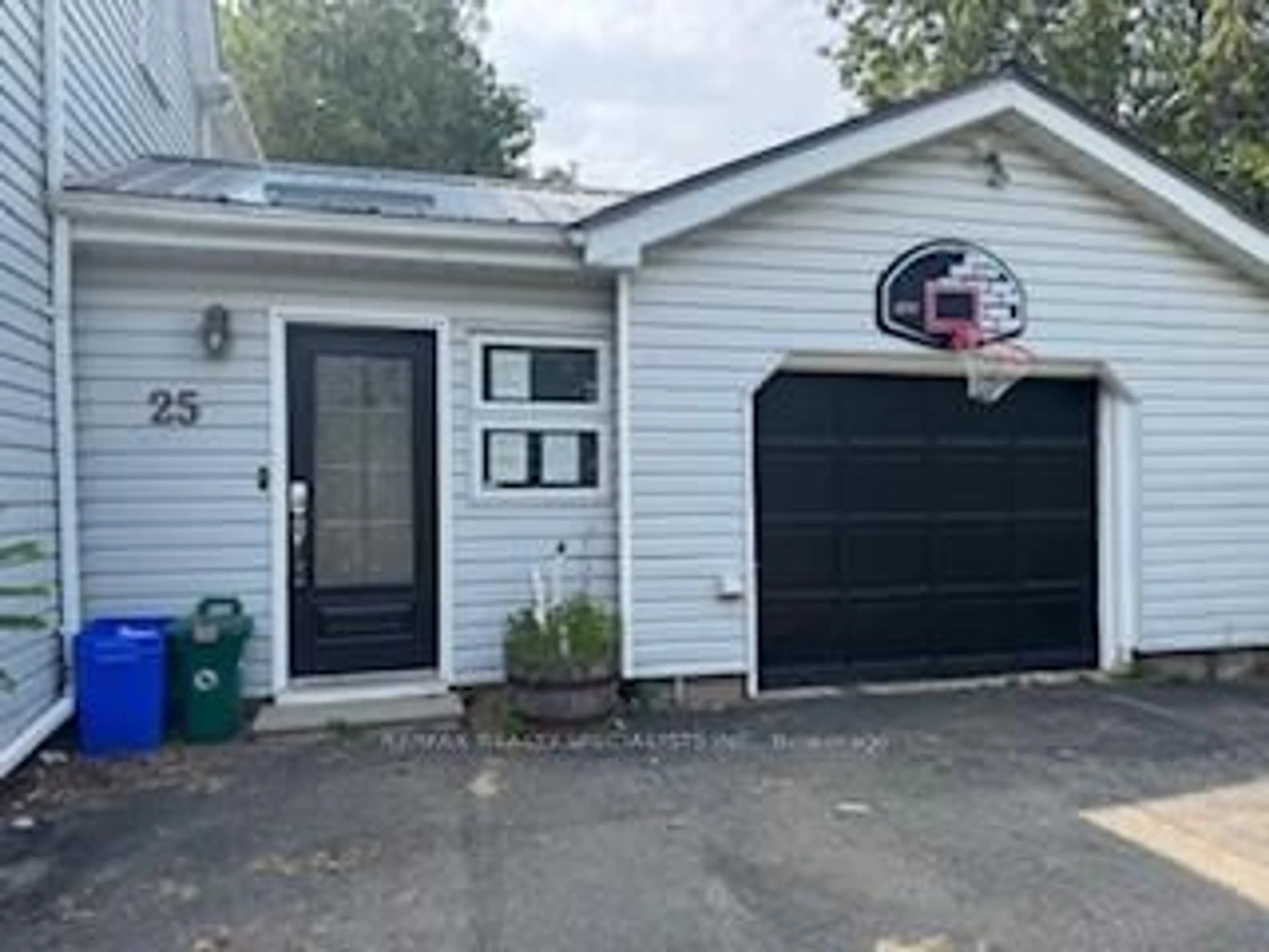 Indoor garage for 25 Dundas St, Erin Ontario N0B 1T0