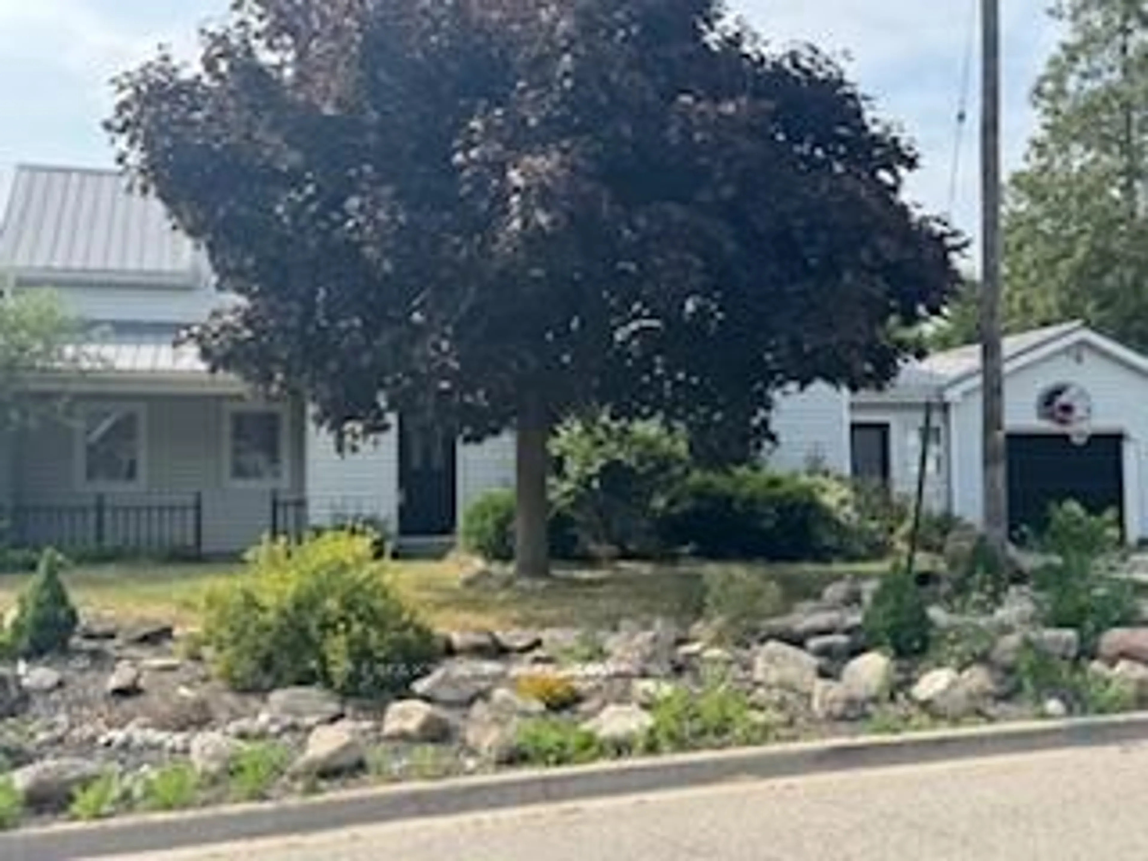 A pic from outside/outdoor area/front of a property/back of a property/a pic from drone, street for 25 Dundas St, Erin Ontario N0B 1T0