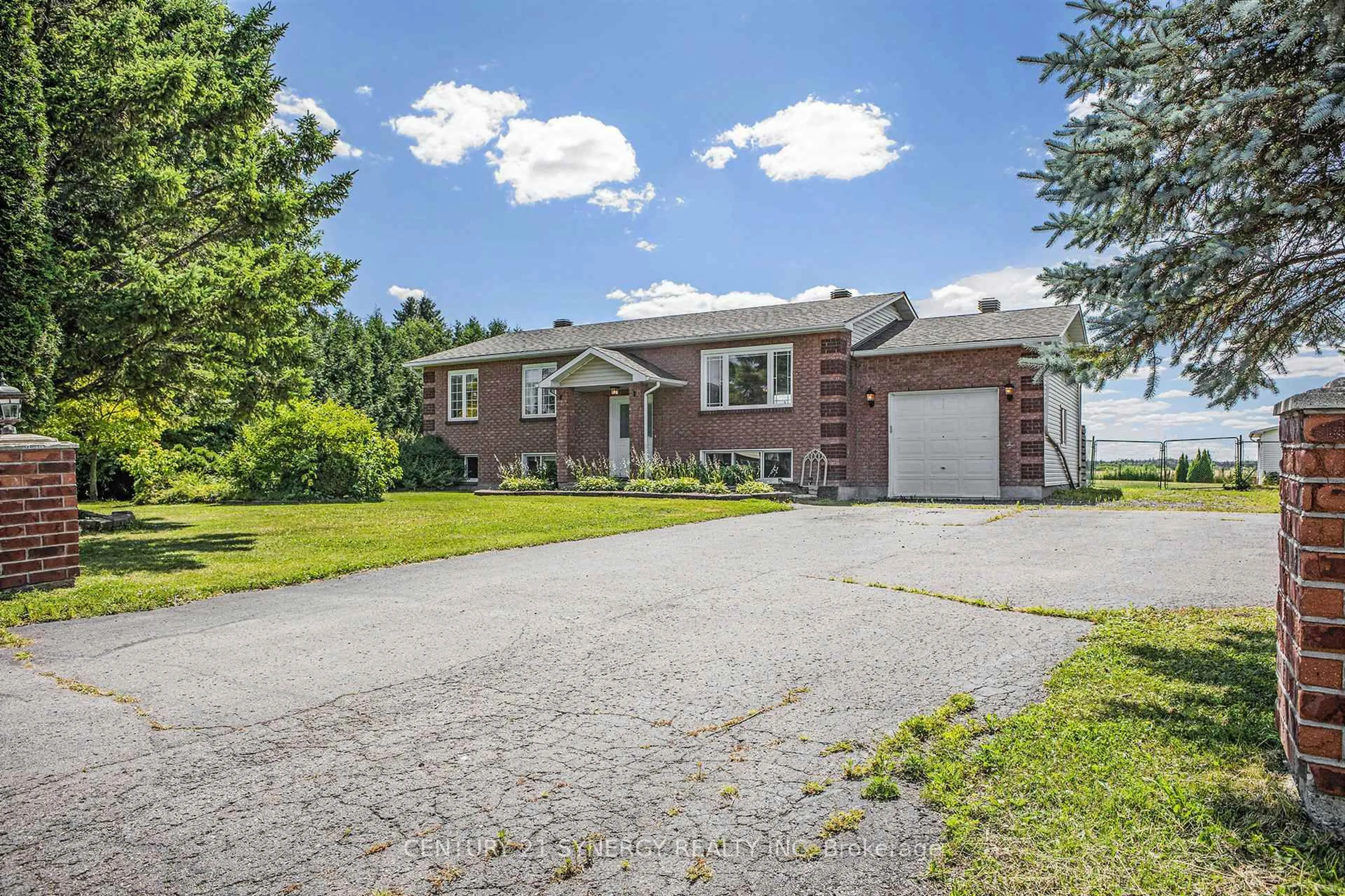 A pic from outside/outdoor area/front of a property/back of a property/a pic from drone, street for 2938 Gagne Rd, Clarence-Rockland Ontario K0A 2A0